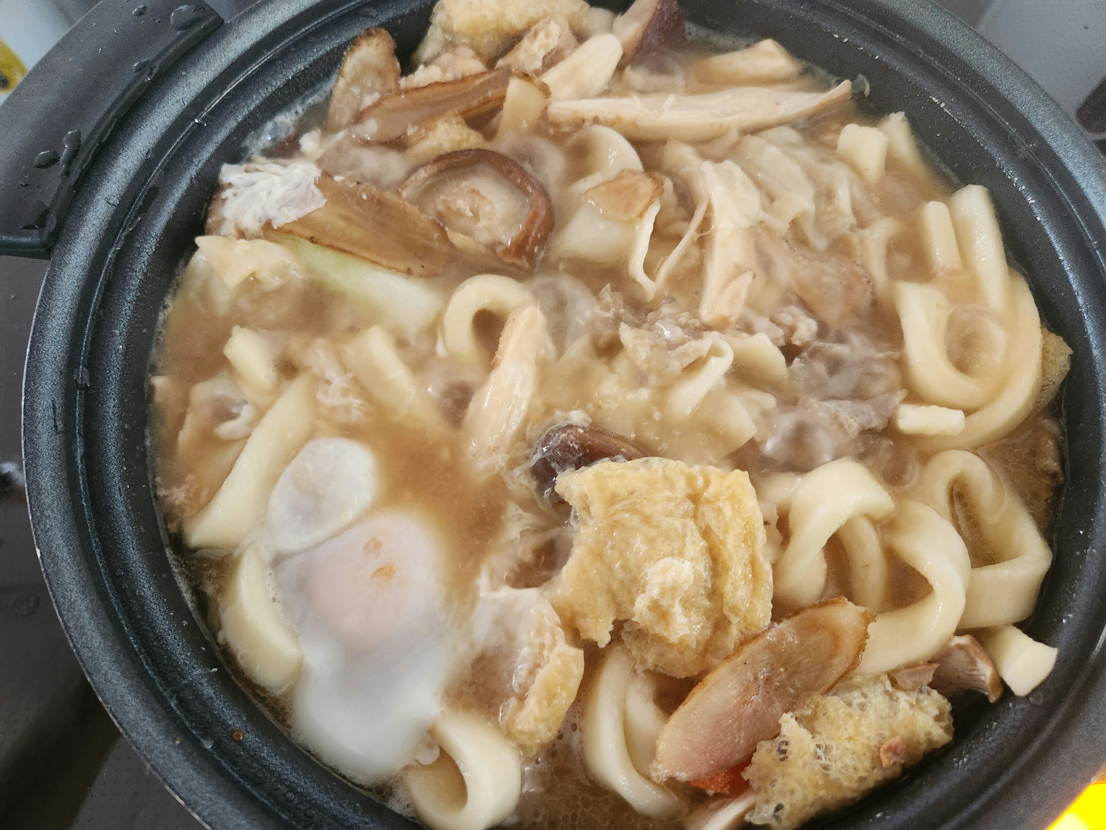 鍋に入ったうどんと具材の煮込み料理