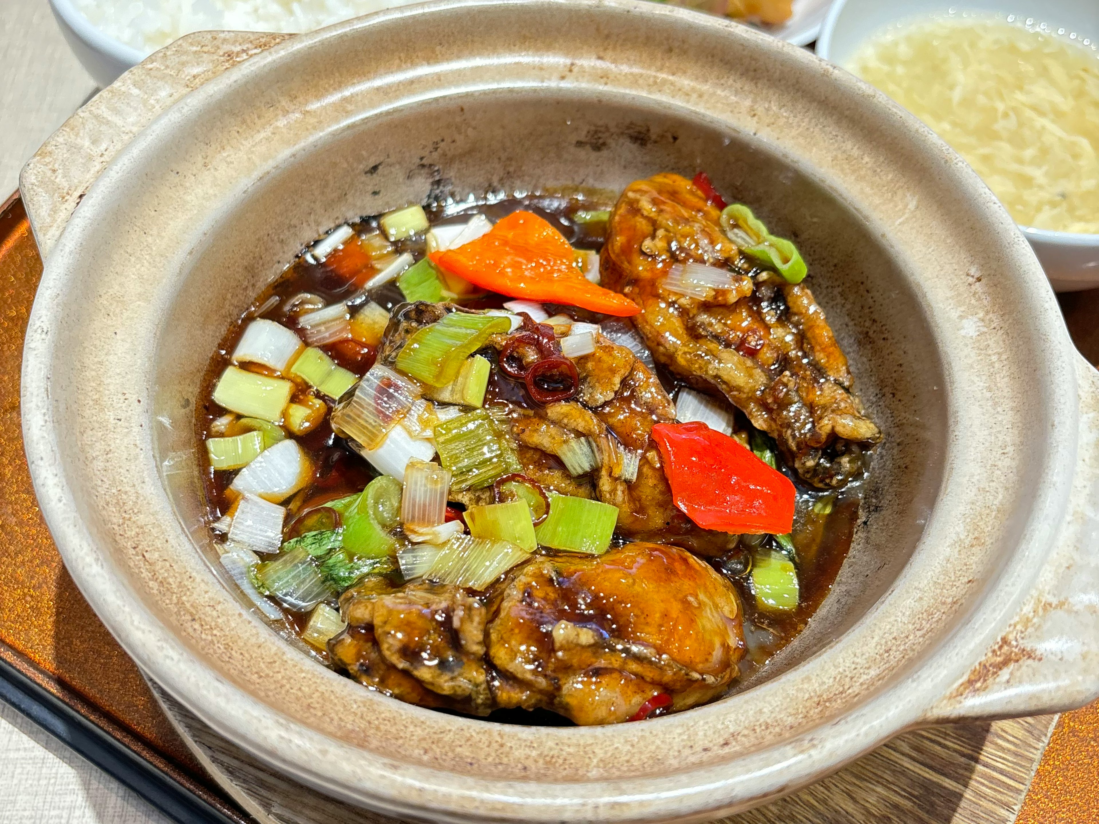 鶏肉と野菜の煮込み料理が入った土鍋