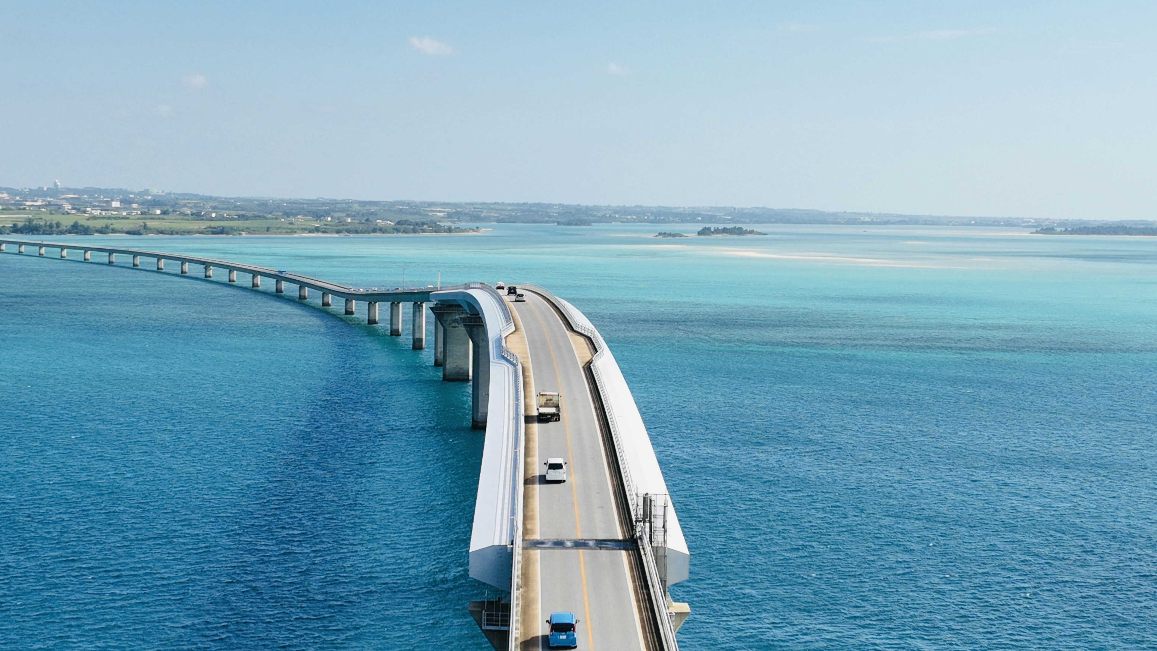 Vista aérea de un hermoso puente sobre agua azul