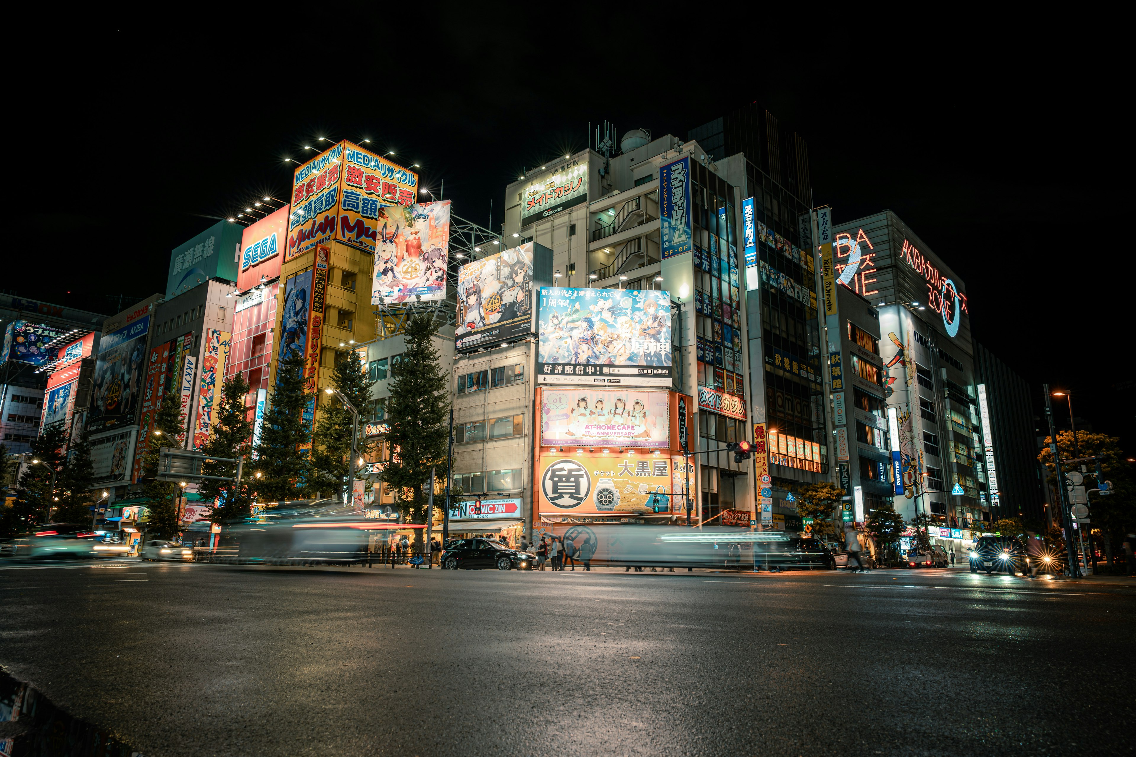 夜の街並みに輝くビルとネオン看板