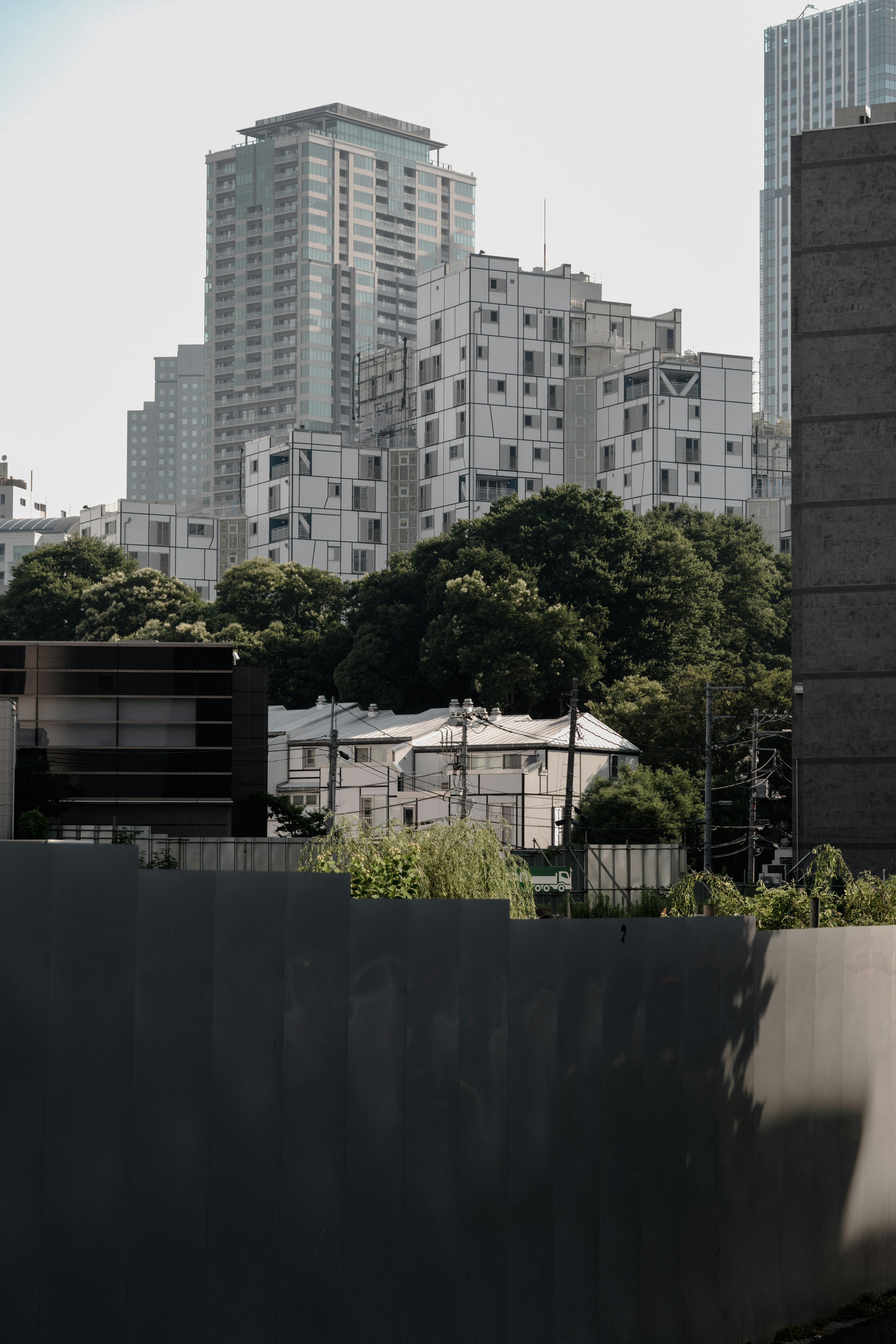 Paysage urbain avec des immeubles de grande hauteur et une verdure luxuriante