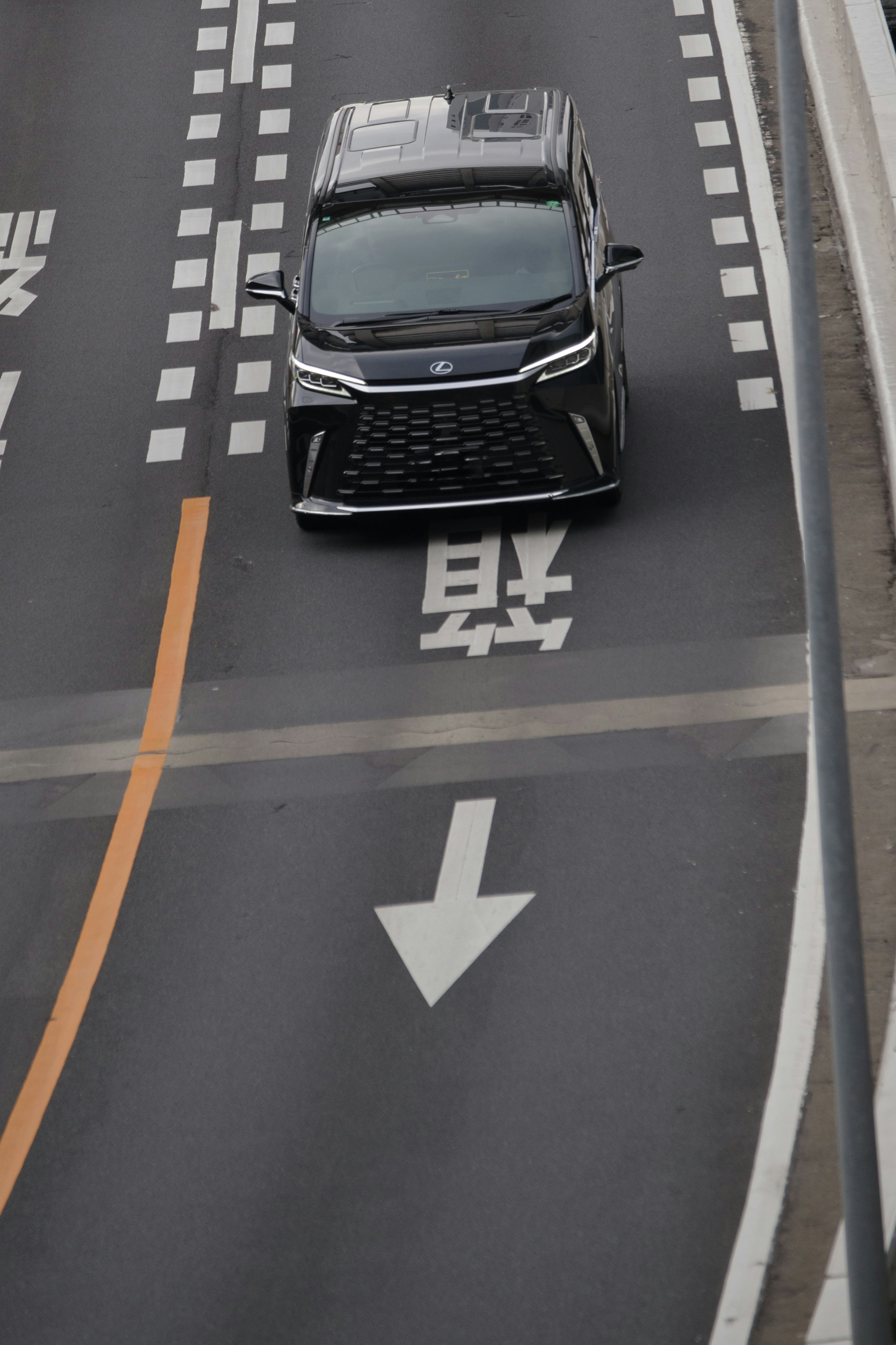 黒い車が道路を走っている交通の様子