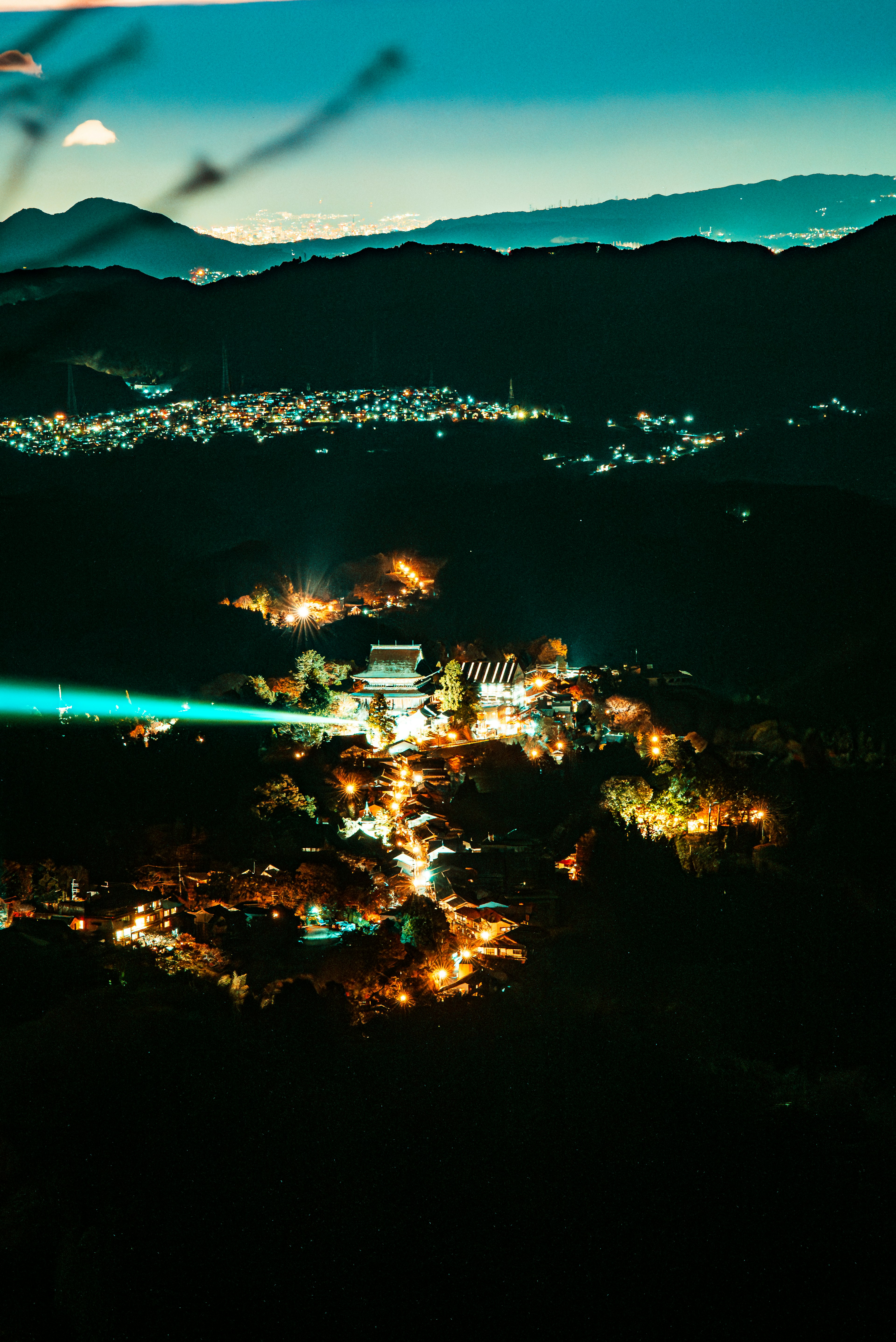 夜の山村の風景 明るい街灯と星空の下の美しい景色