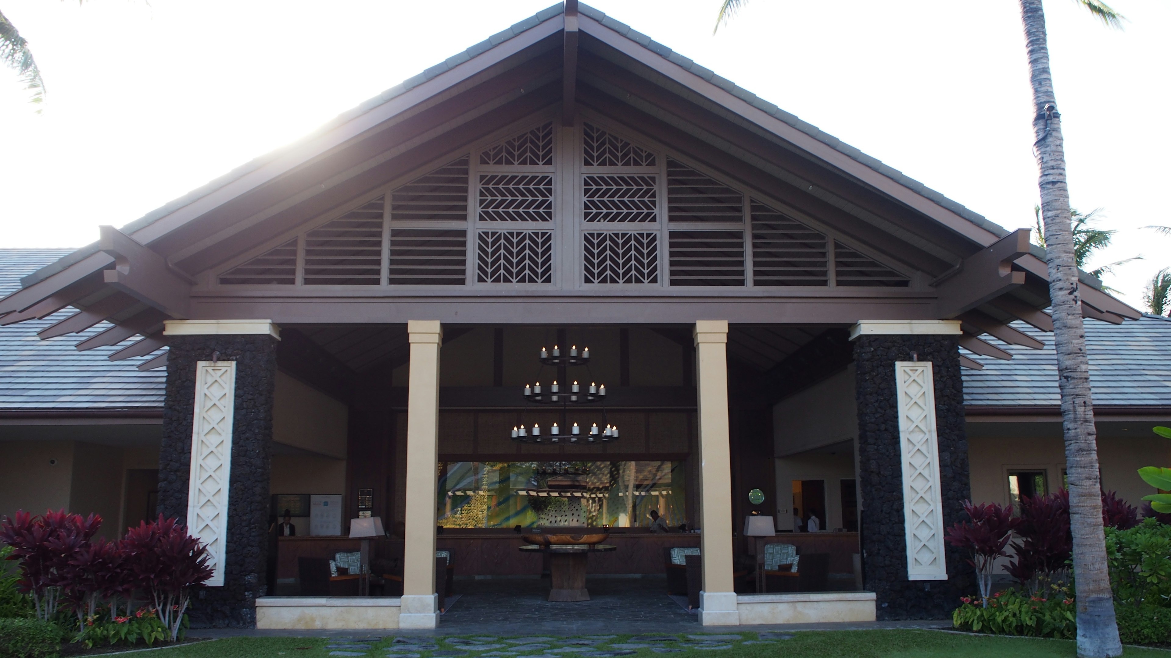 Pintu masuk hotel resor yang indah gaya arsitektur tradisional taman subur dan tanaman dekoratif