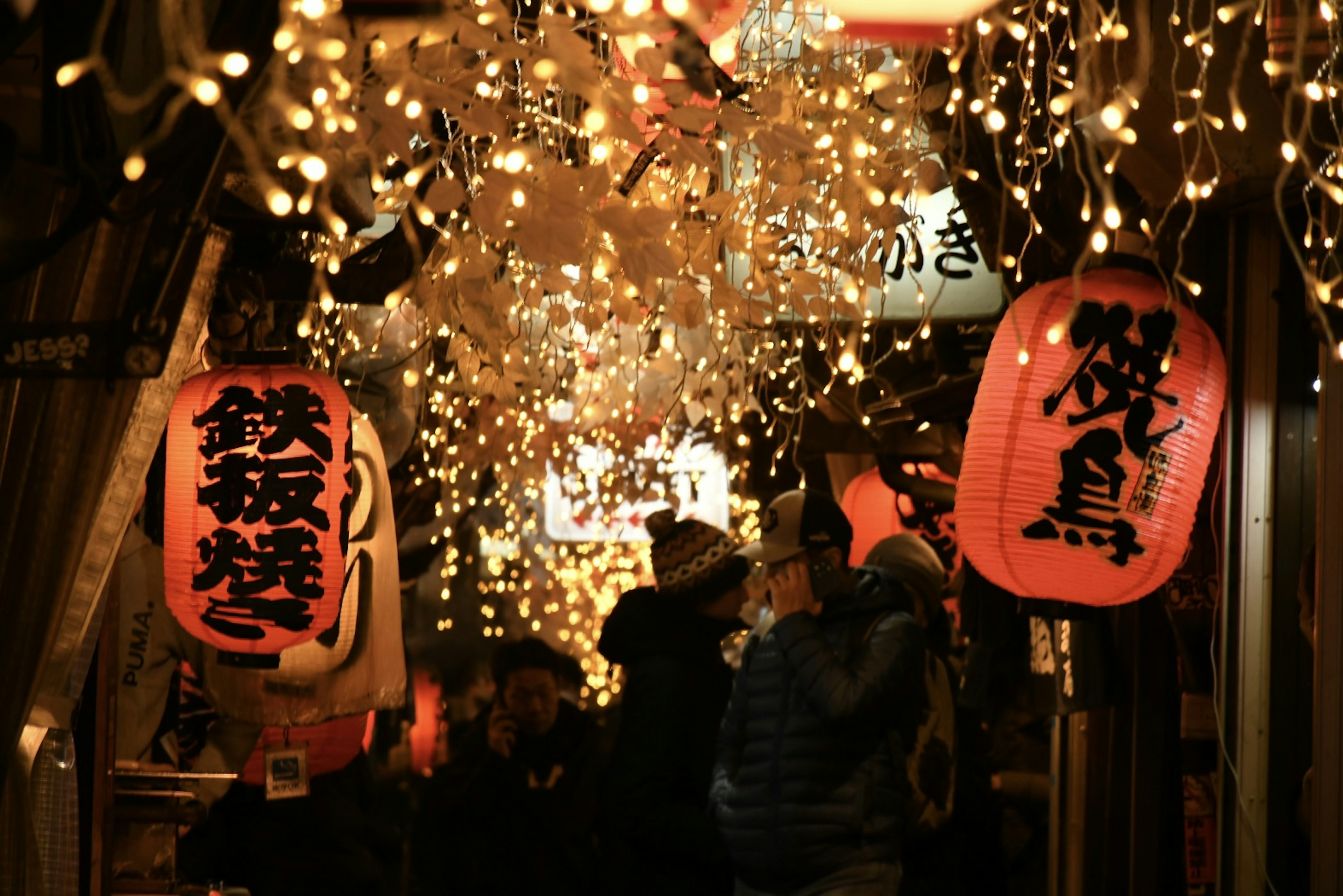 賑やかな日本の夜市の通り 照明のある提灯と人々の姿