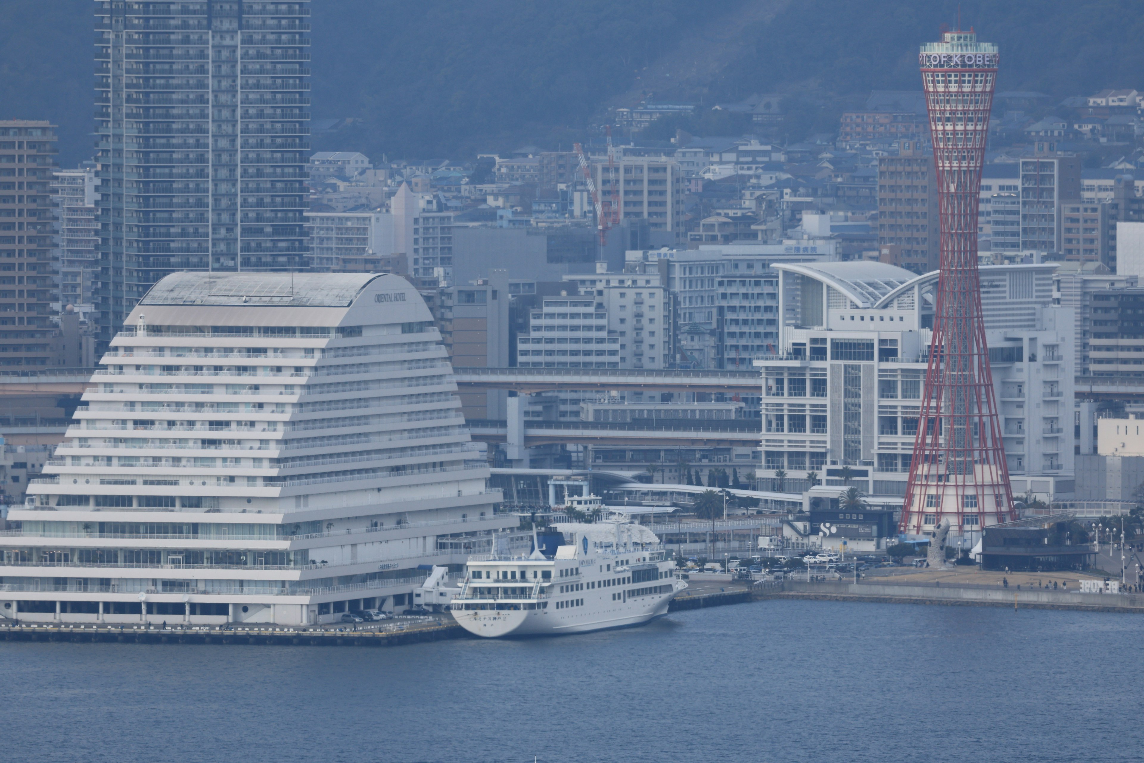 Una vista di edifici moderni e grattacieli al porto di Kobe