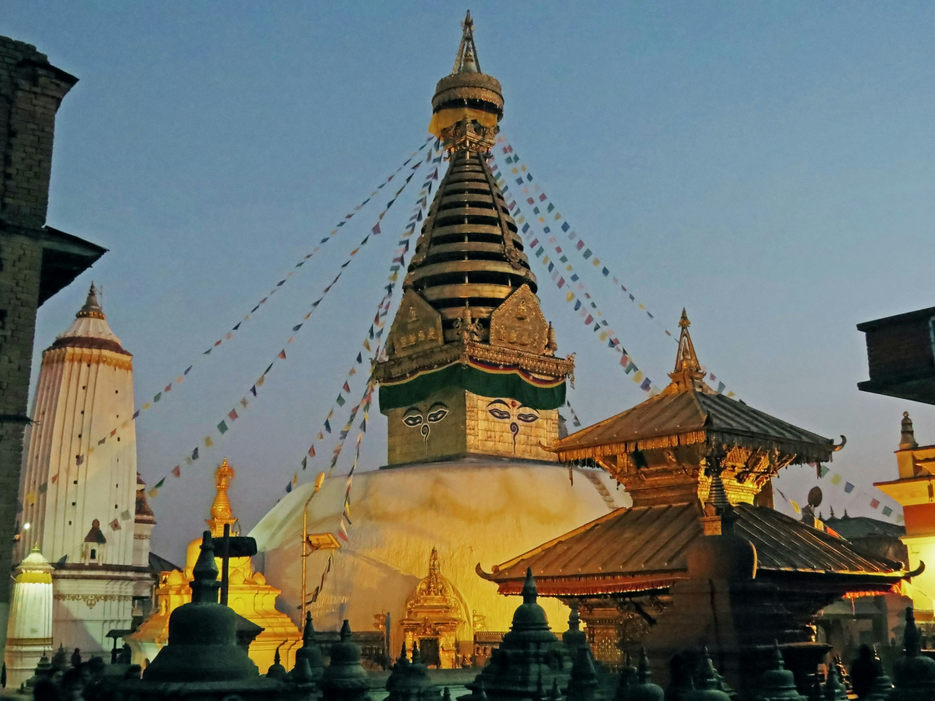 Vue magnifique du stupa de Swayambhunath au crépuscule