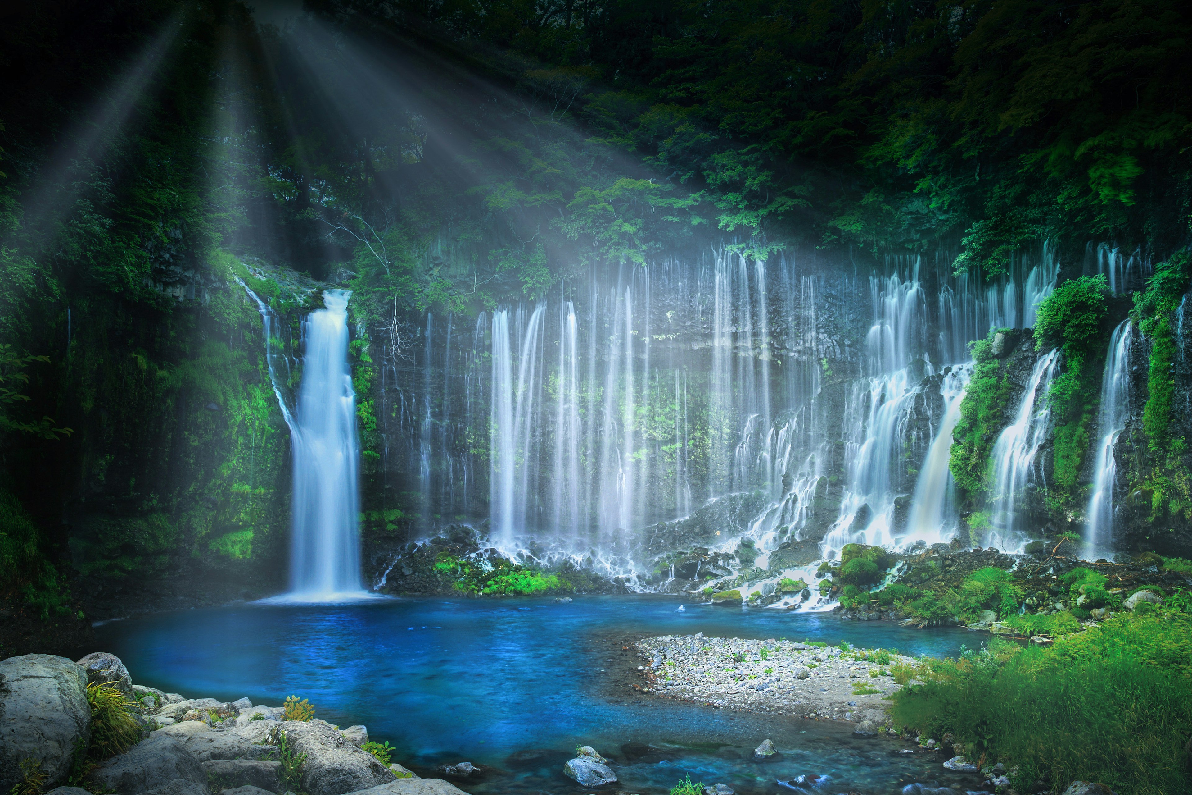 Gambar pemandangan indah dengan air terjun dikelilingi pepohonan