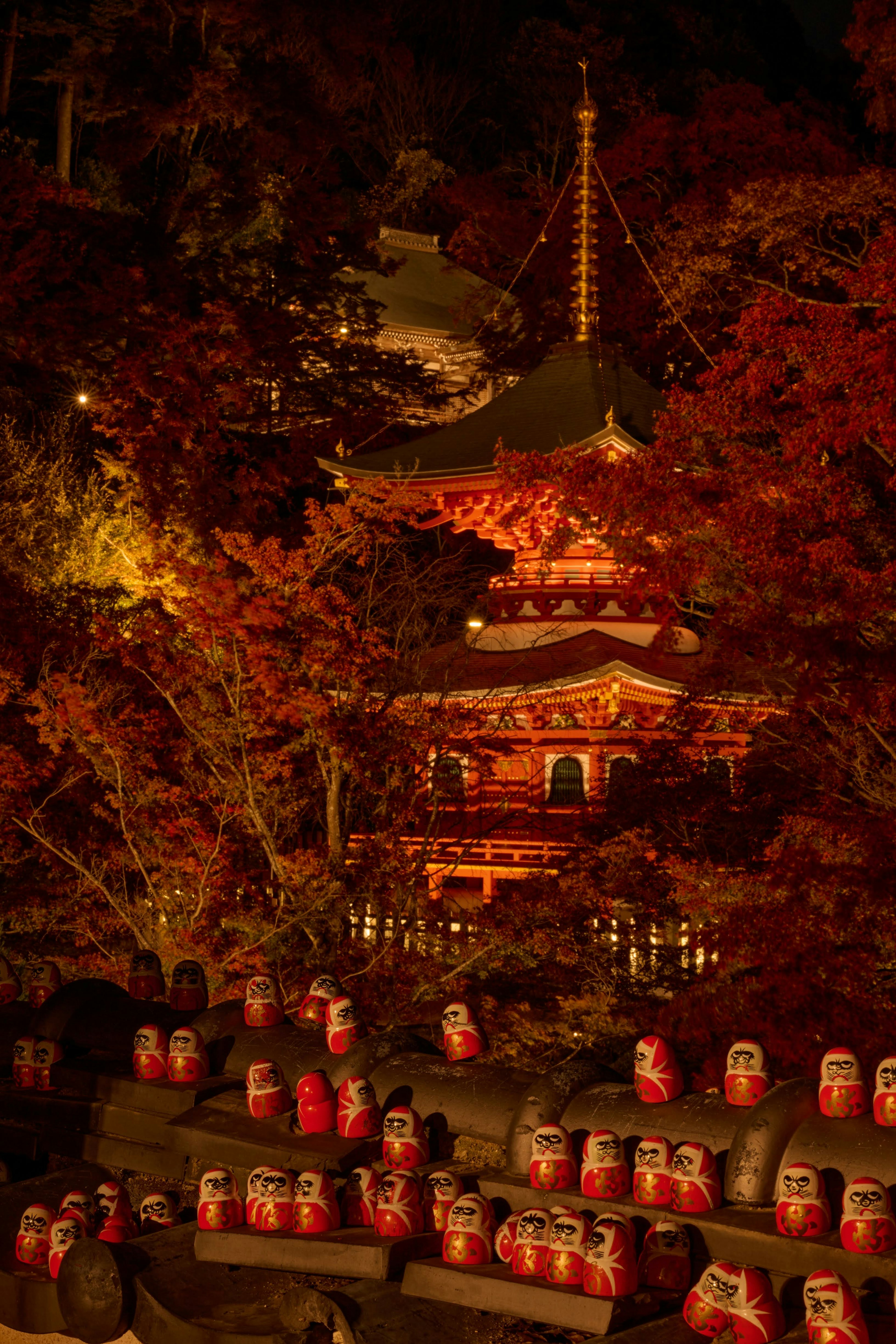 紅葉に囲まれた美しい日本の寺院と酒樽の風景