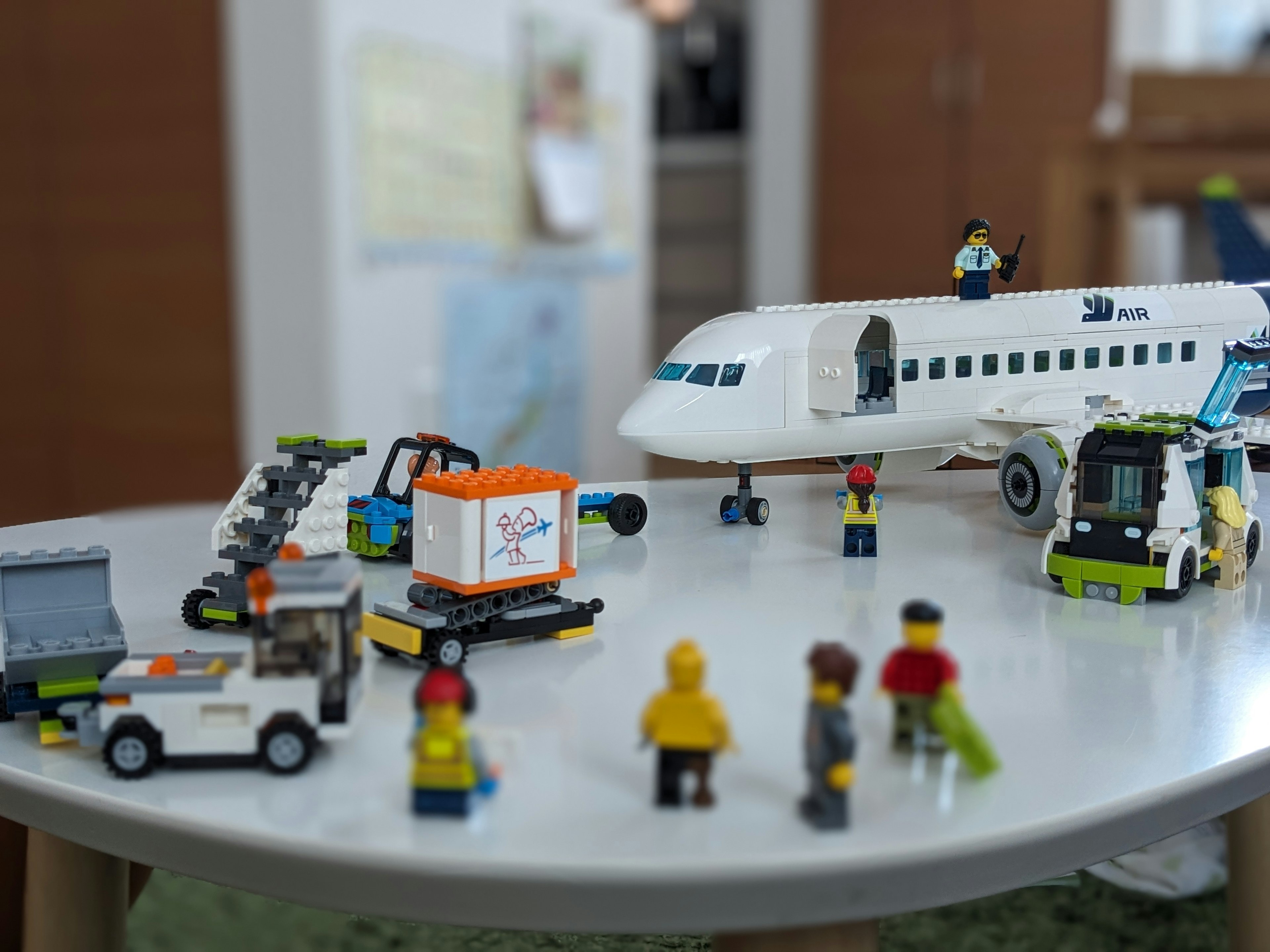 Scena di aeroporto Lego con mini-figure e un aereo