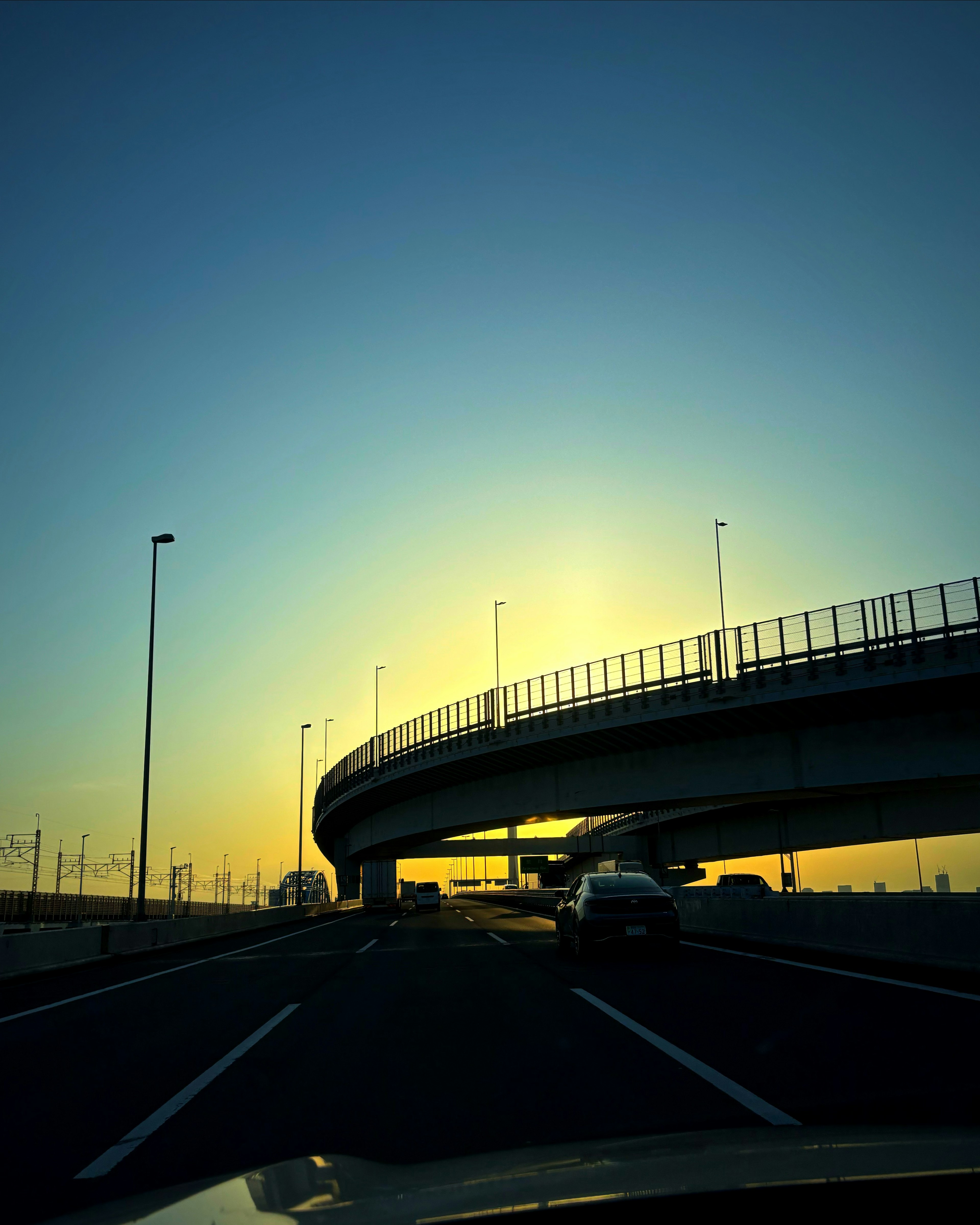 Eine malerische Aussicht auf eine erhöhte Autobahn, die vom Sonnenuntergang beleuchtet wird