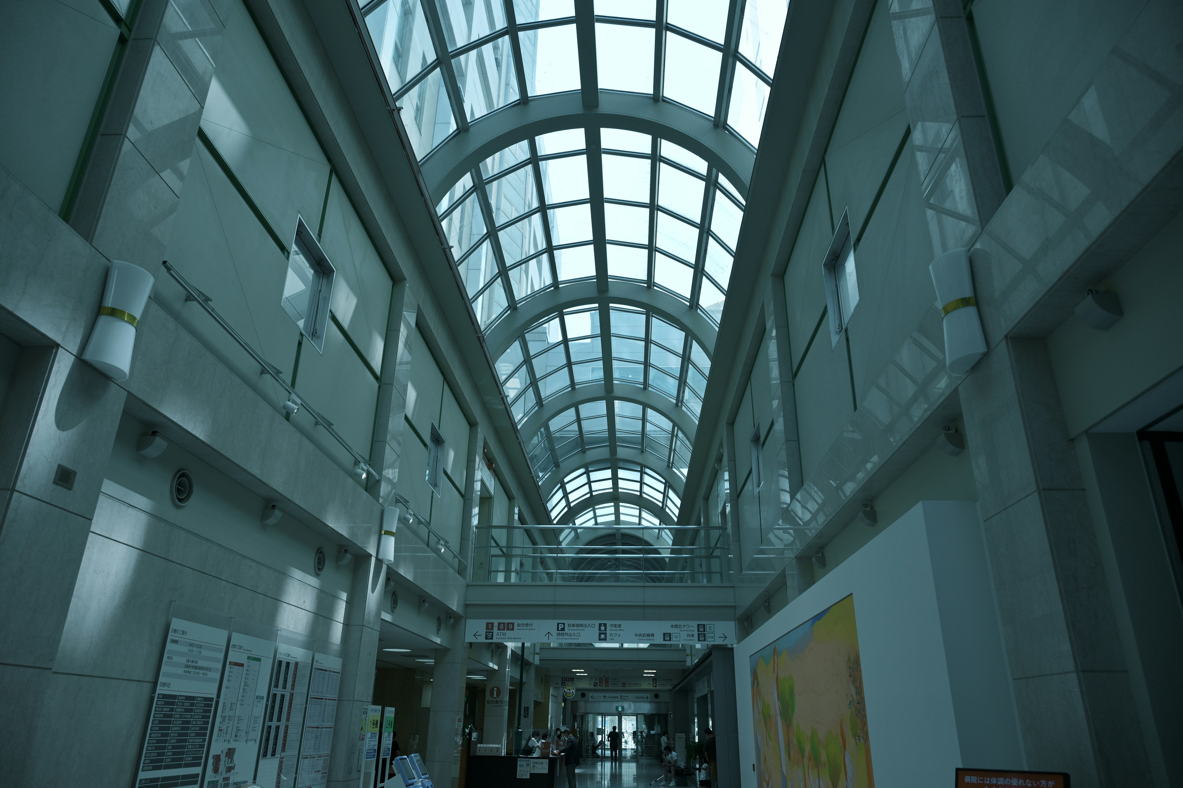 Couloir moderne avec un plafond en verre lumineux