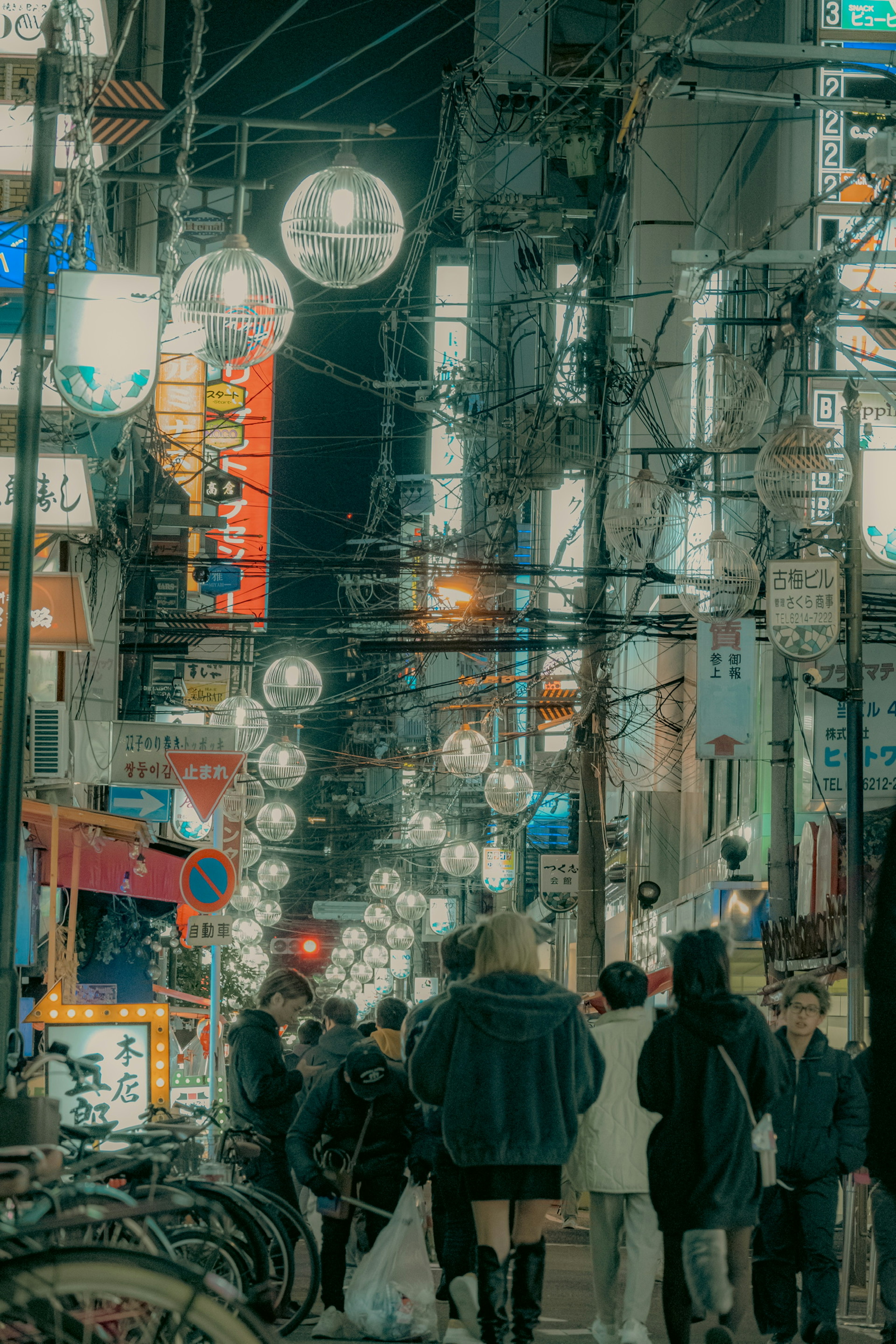 夜間街景，燈籠和行人