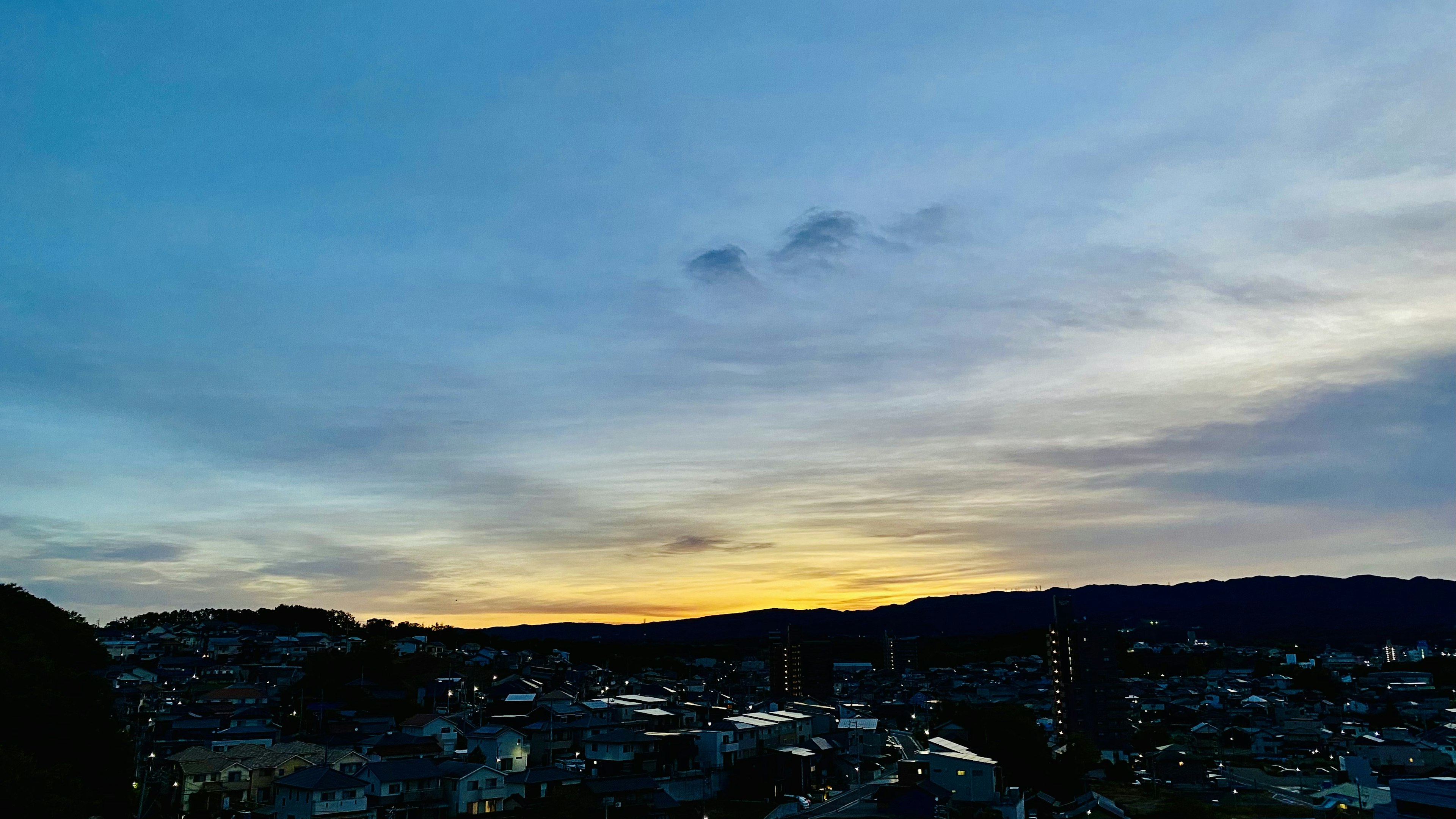 Hermoso cielo de atardecer sobre un paisaje urbano