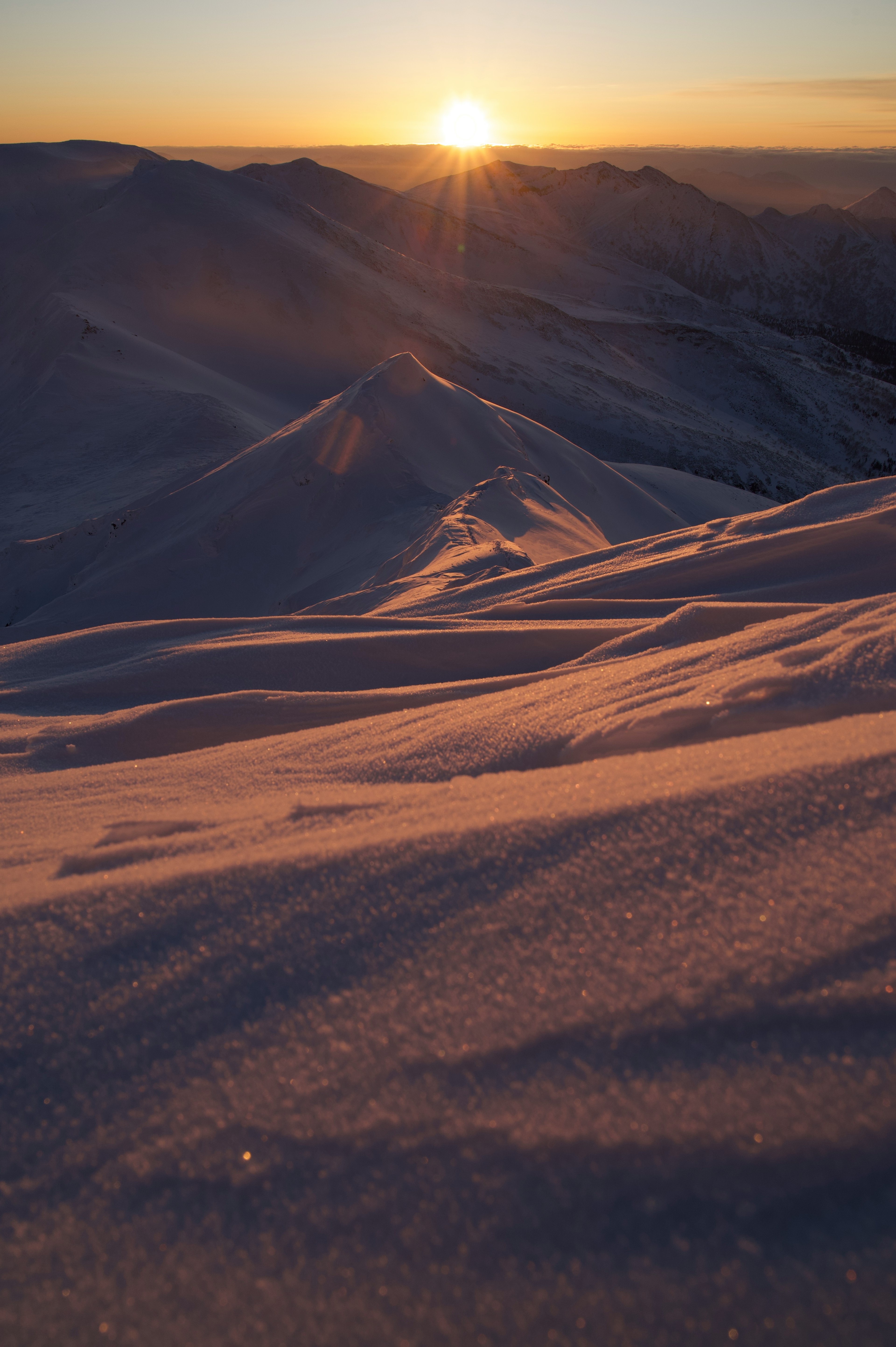 Paysage de montagne enneigé avec lever de soleil