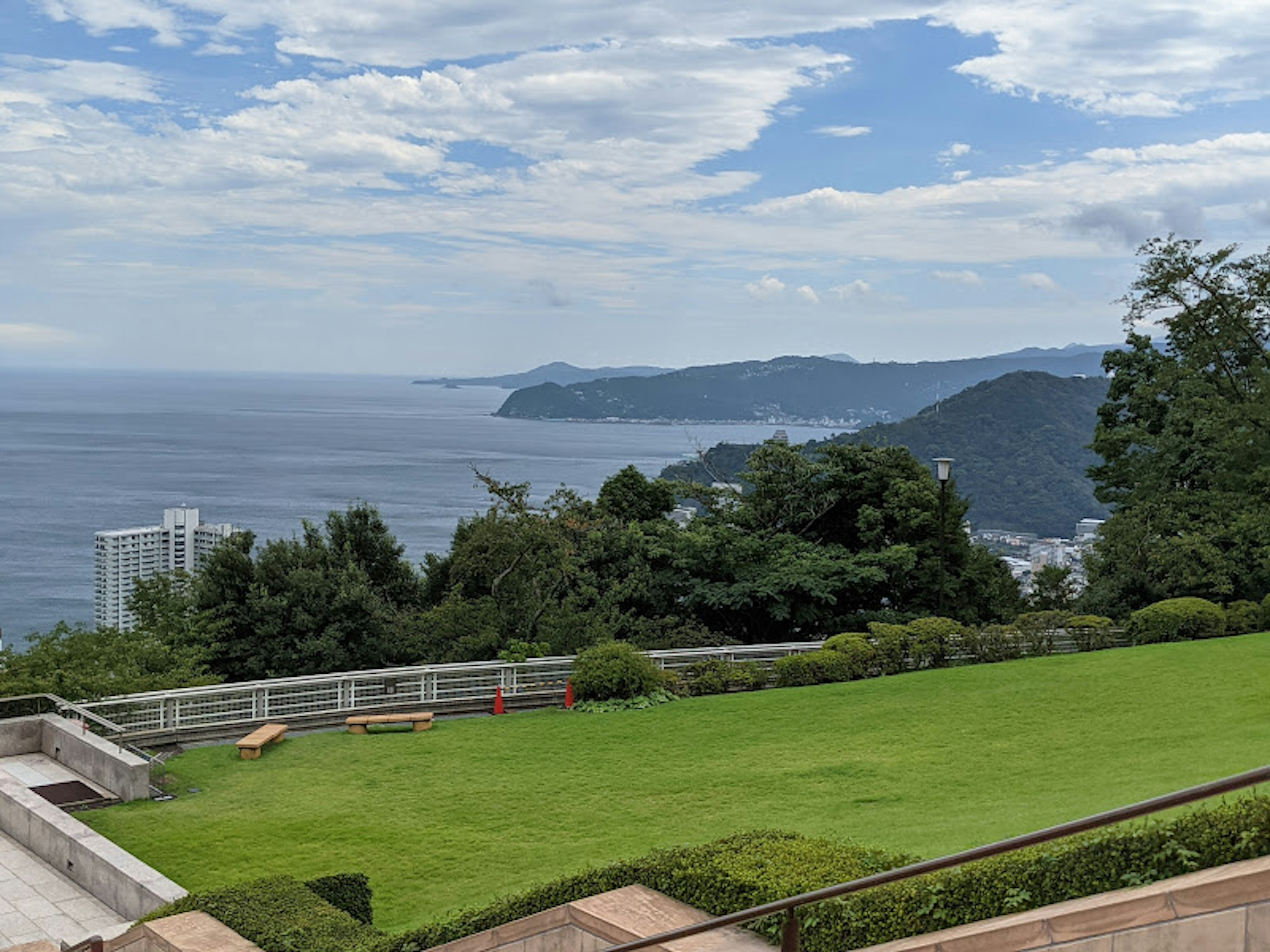 Wunderschöne Landschaft mit Ozean und Grünflächen