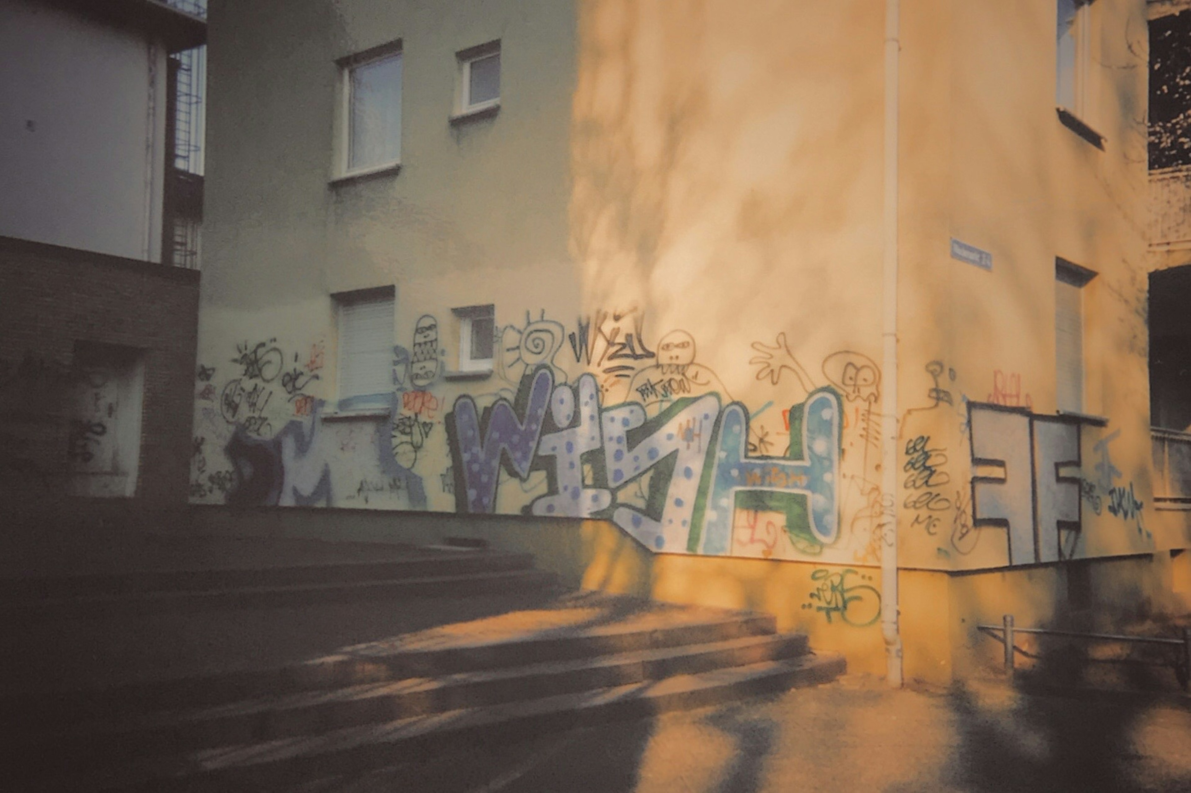 Art de graffiti coloré sur un coin de mur jaune