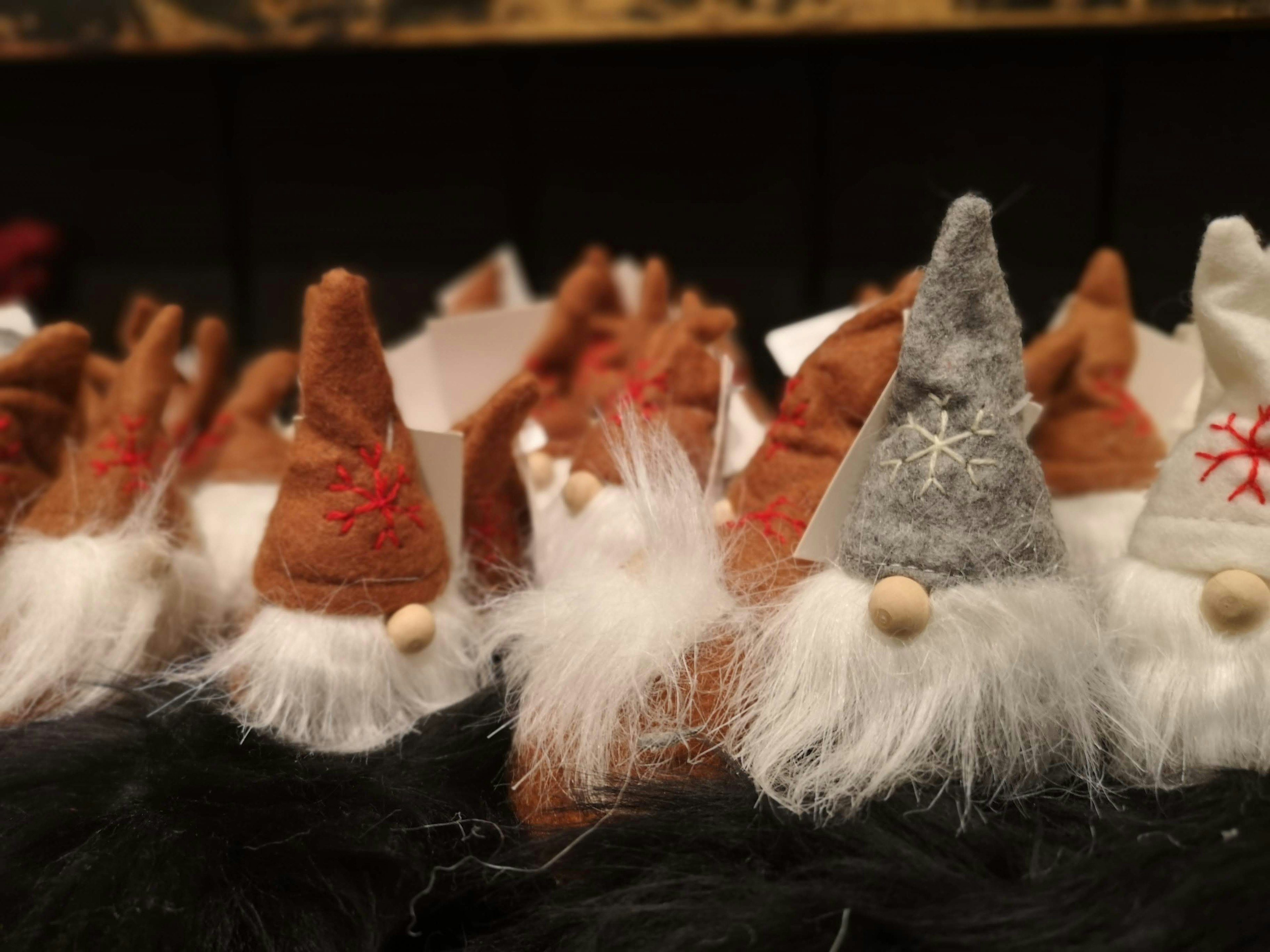 Sammlung kleiner Weihnachtsgnome mit bunten Hüten und Bärten