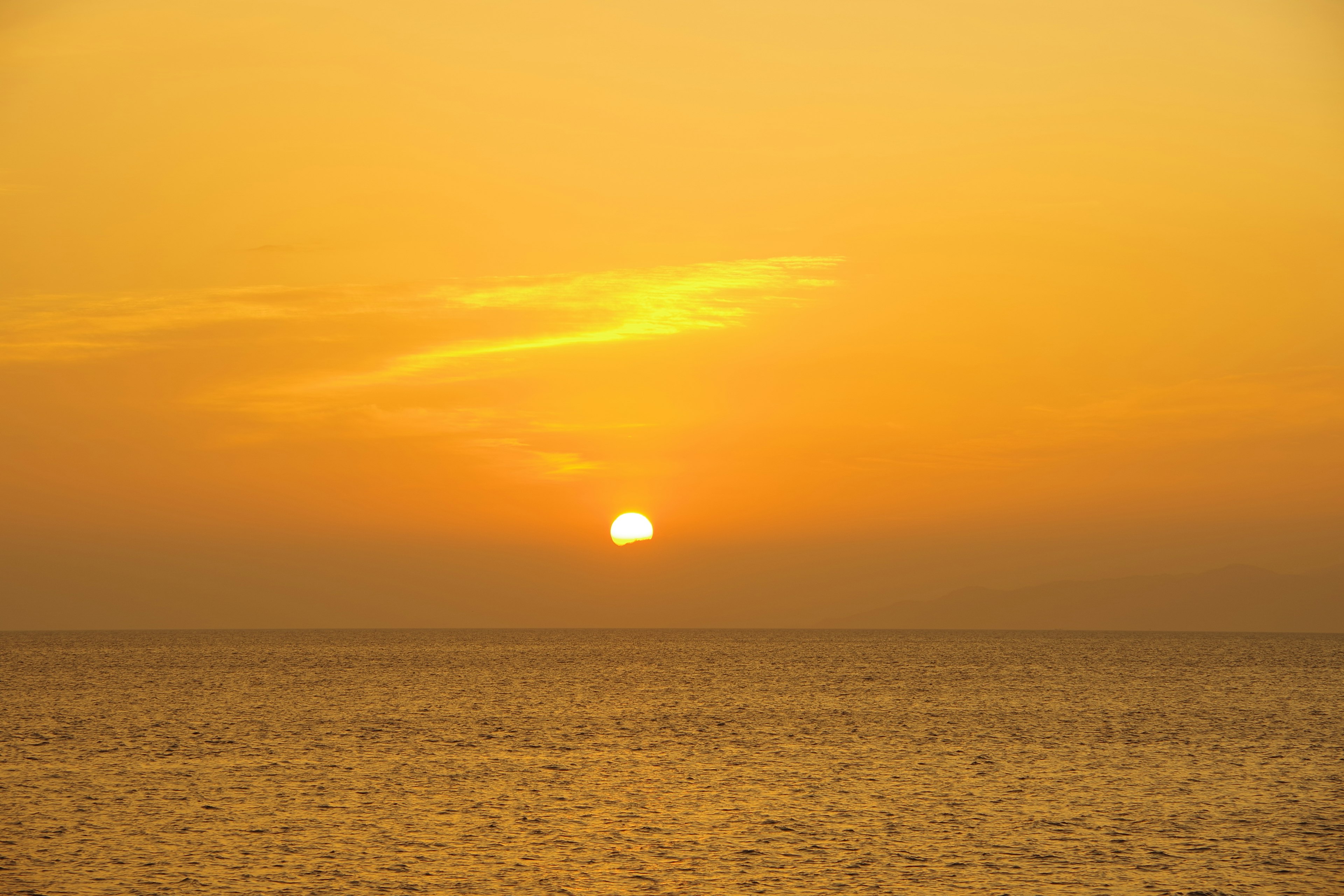 Coucher de soleil magnifique sur l'océan