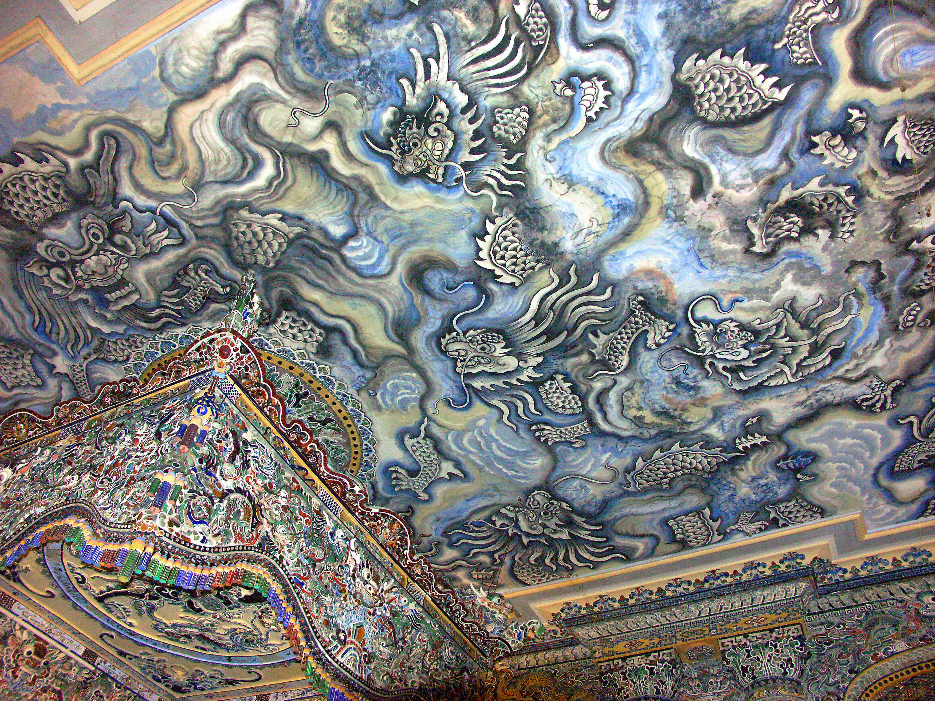 Plafond avec des motifs de dragons complexes dans des nuances de bleu et de gris