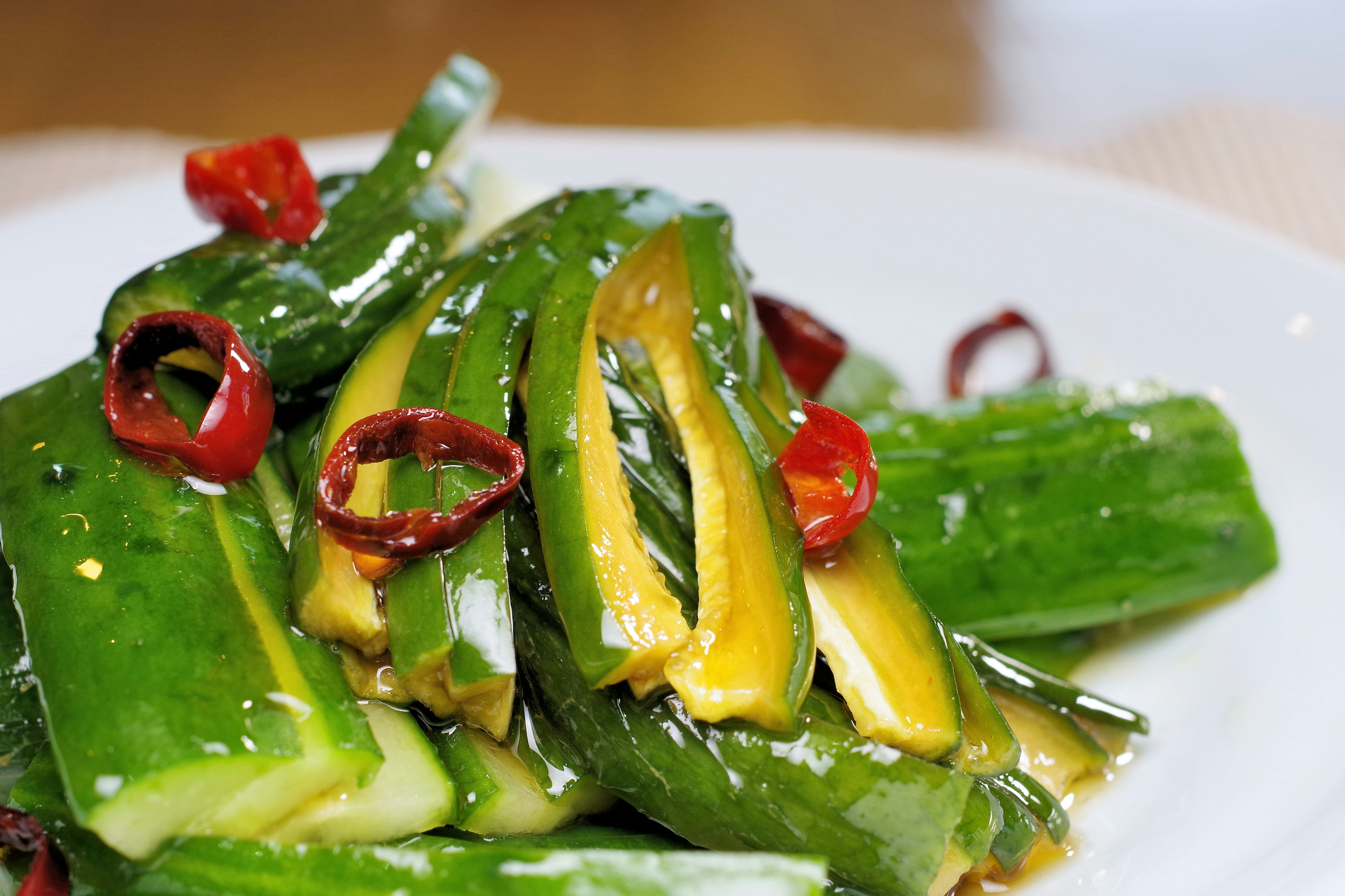 Légumes verts sautés avec des piments rouges