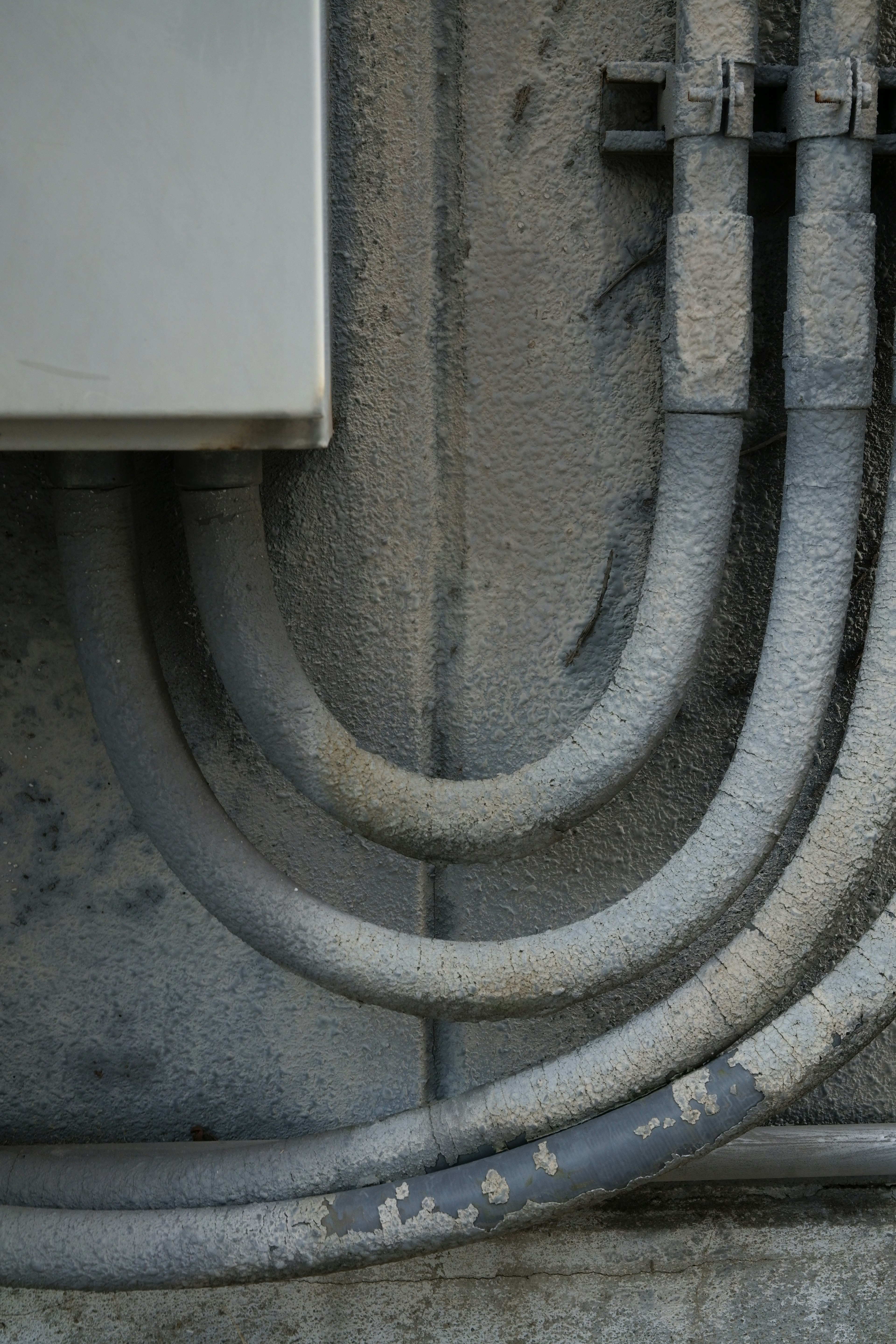 Tuberías grises dispuestas a lo largo de una pared