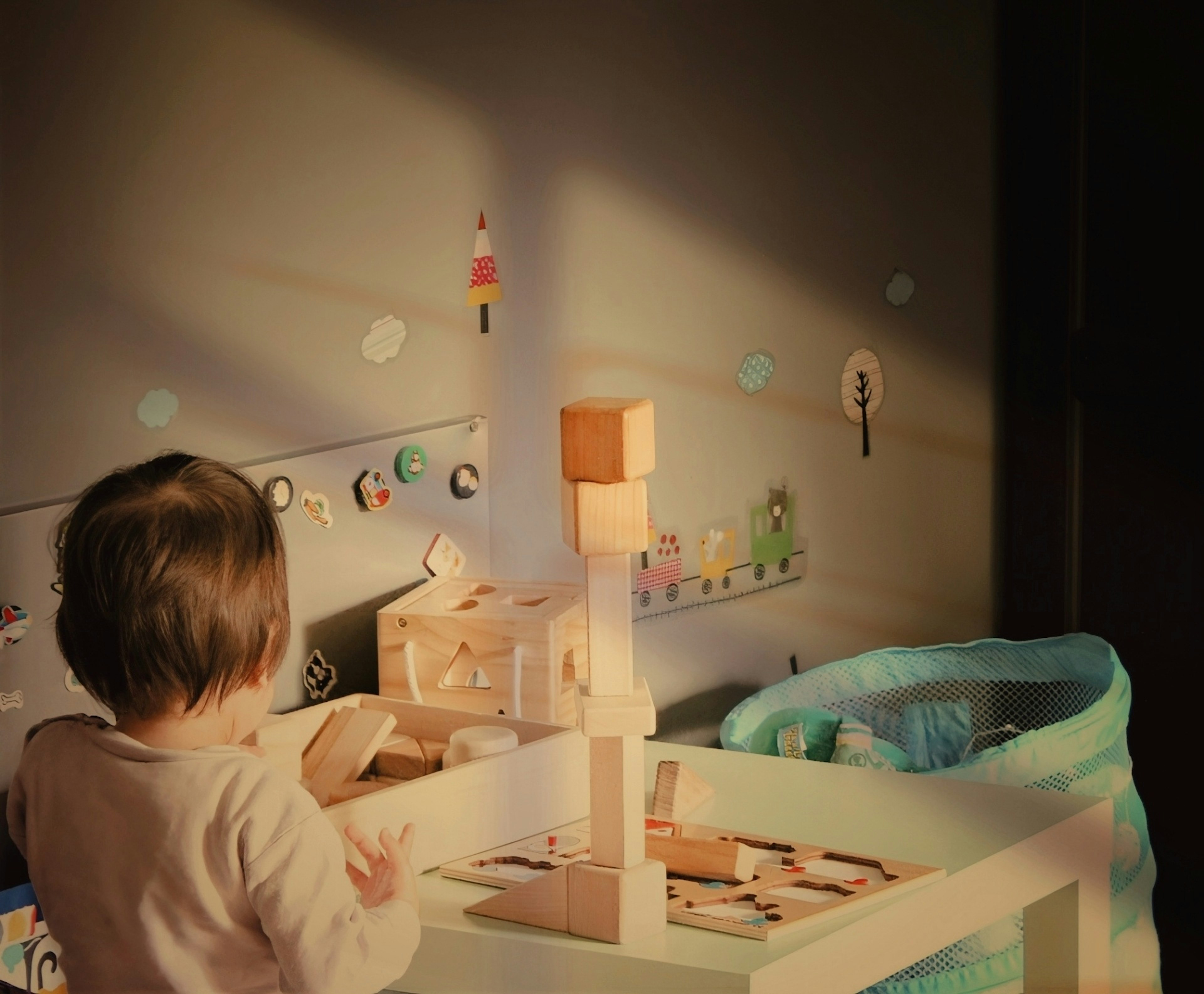 Niño jugando con bloques de construcción en una habitación acogedora