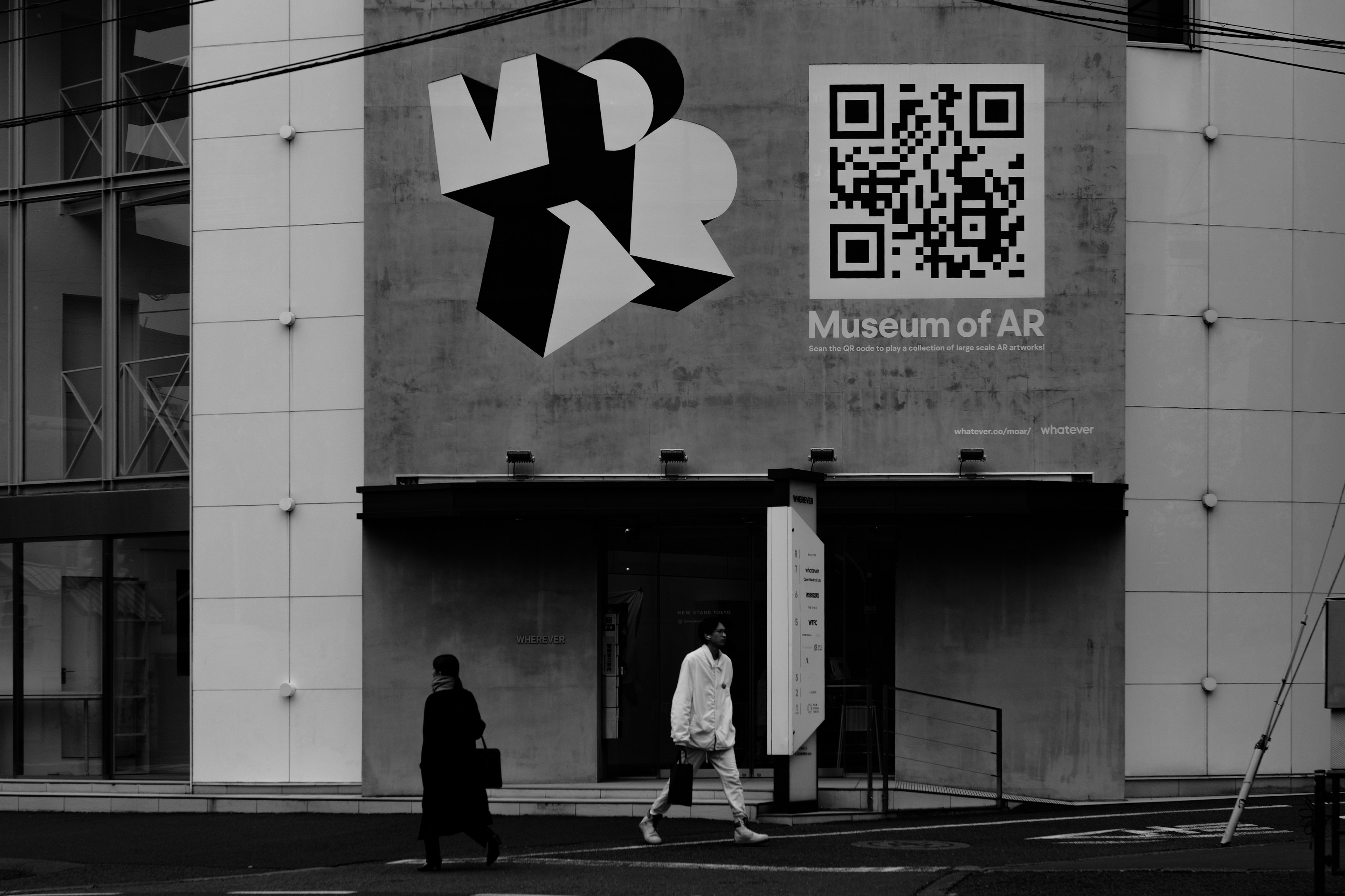 Extérieur du Musée de la RA avec un design moderne et un code QR