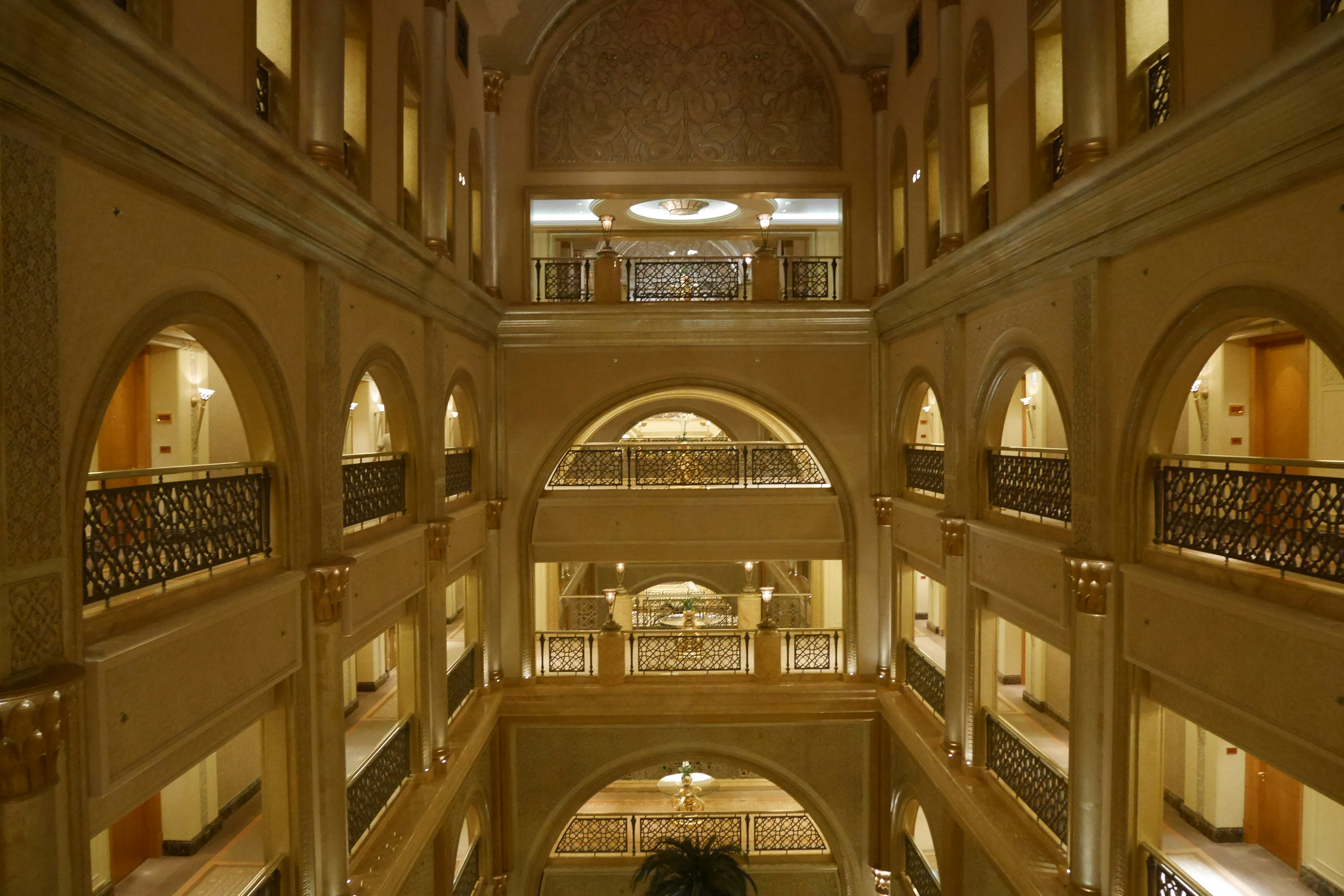 Design architettonico interno lussuoso di un lobby d'hotel