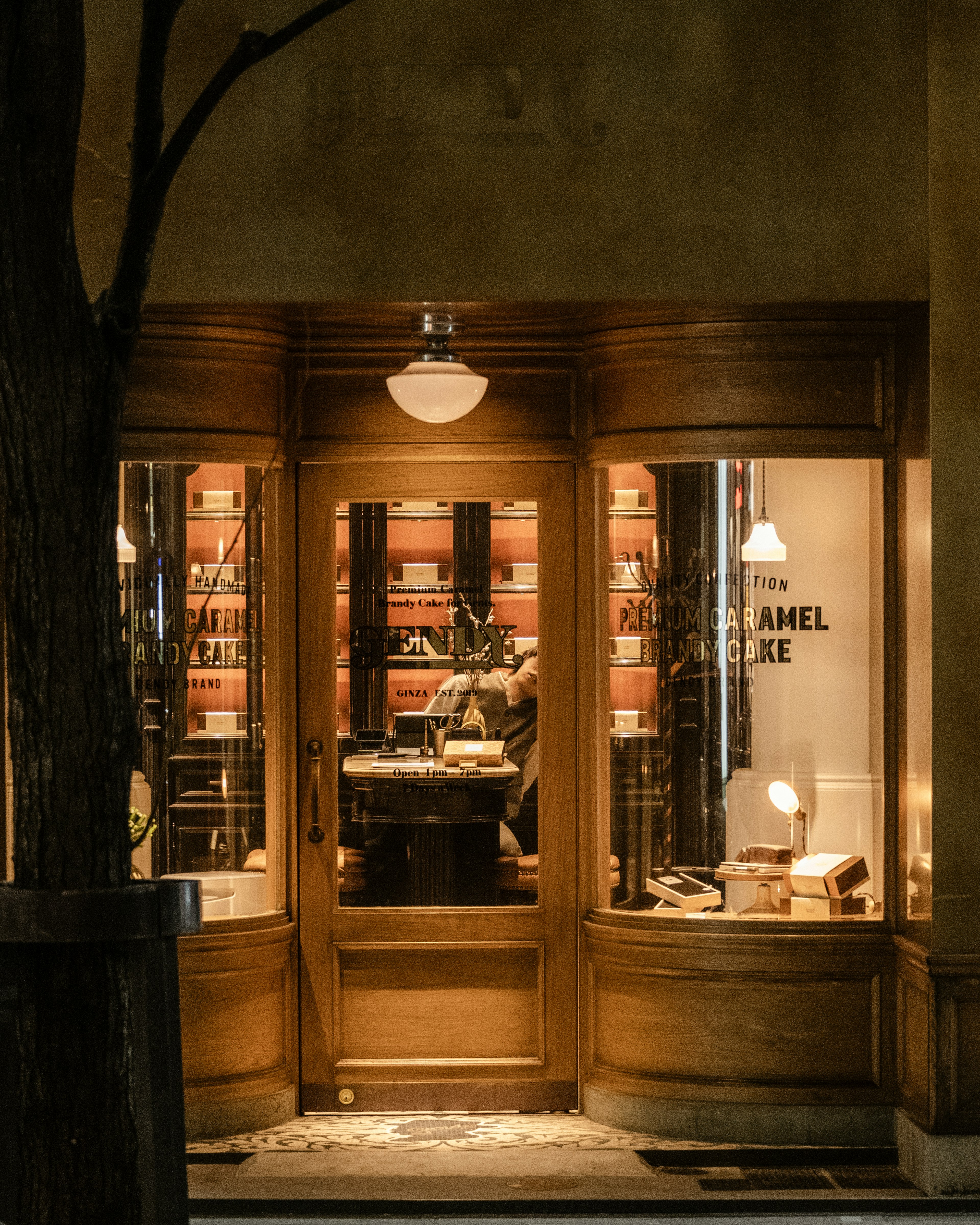 Vitrine de magasin confortable avec des cadres en bois et un éclairage chaleureux montrant des produits colorés