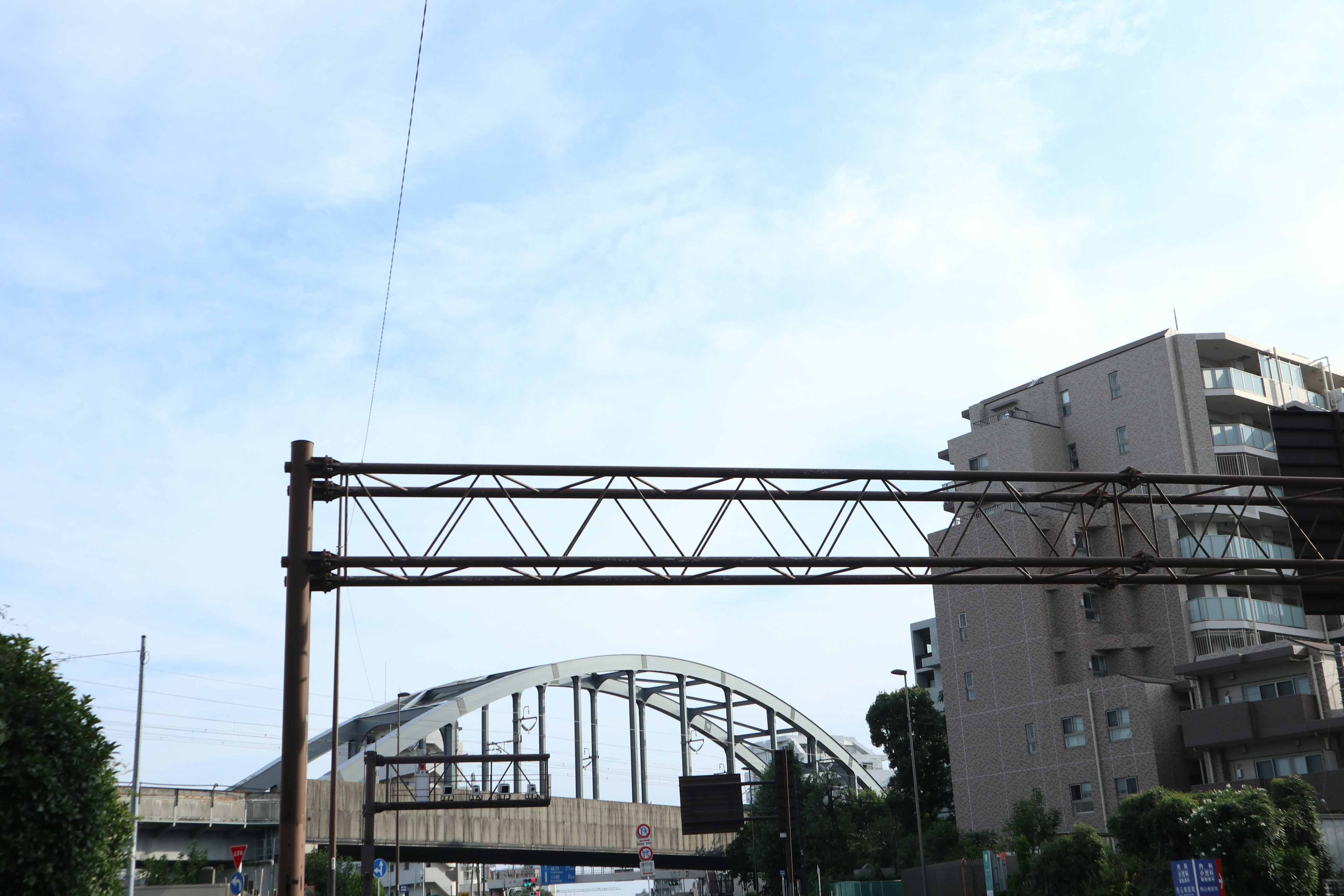 Antiguas líneas de tren debajo de un puente con edificios cercanos