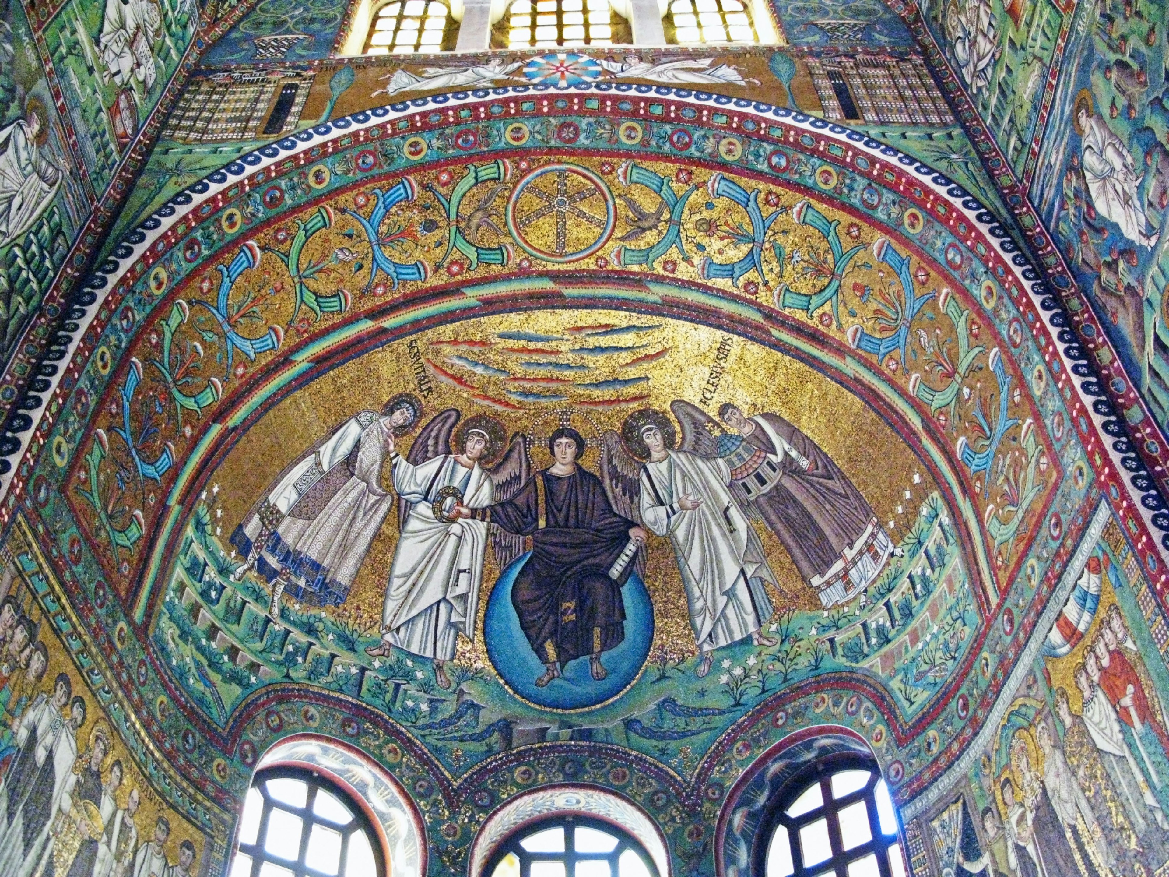 Cristo seduto in un orbe blu circondato da figure su uno sfondo di mosaico dorato