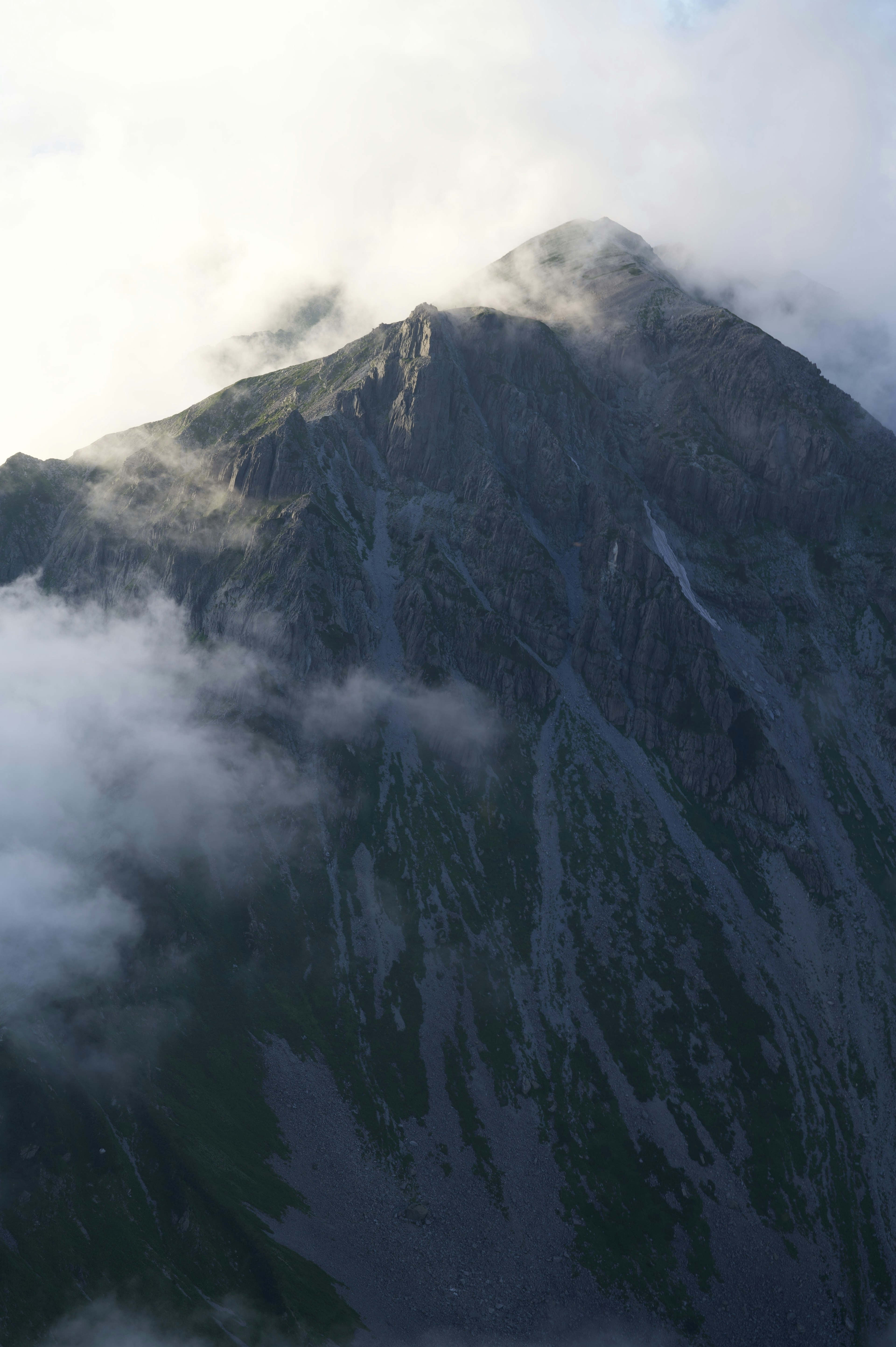 山の頂上に雲がかかっている風景