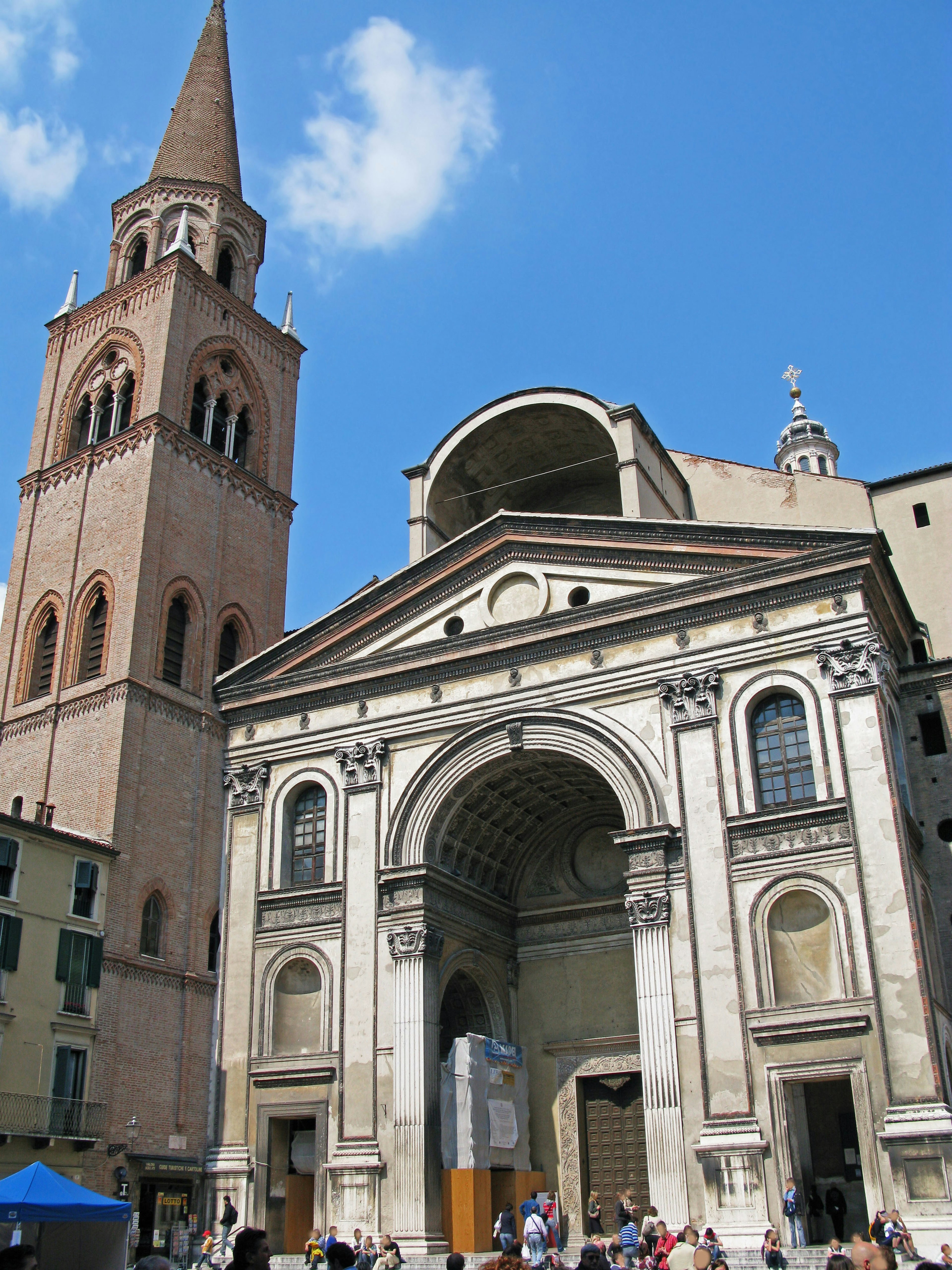 Bella facciata di chiesa con un campanile in una piazza