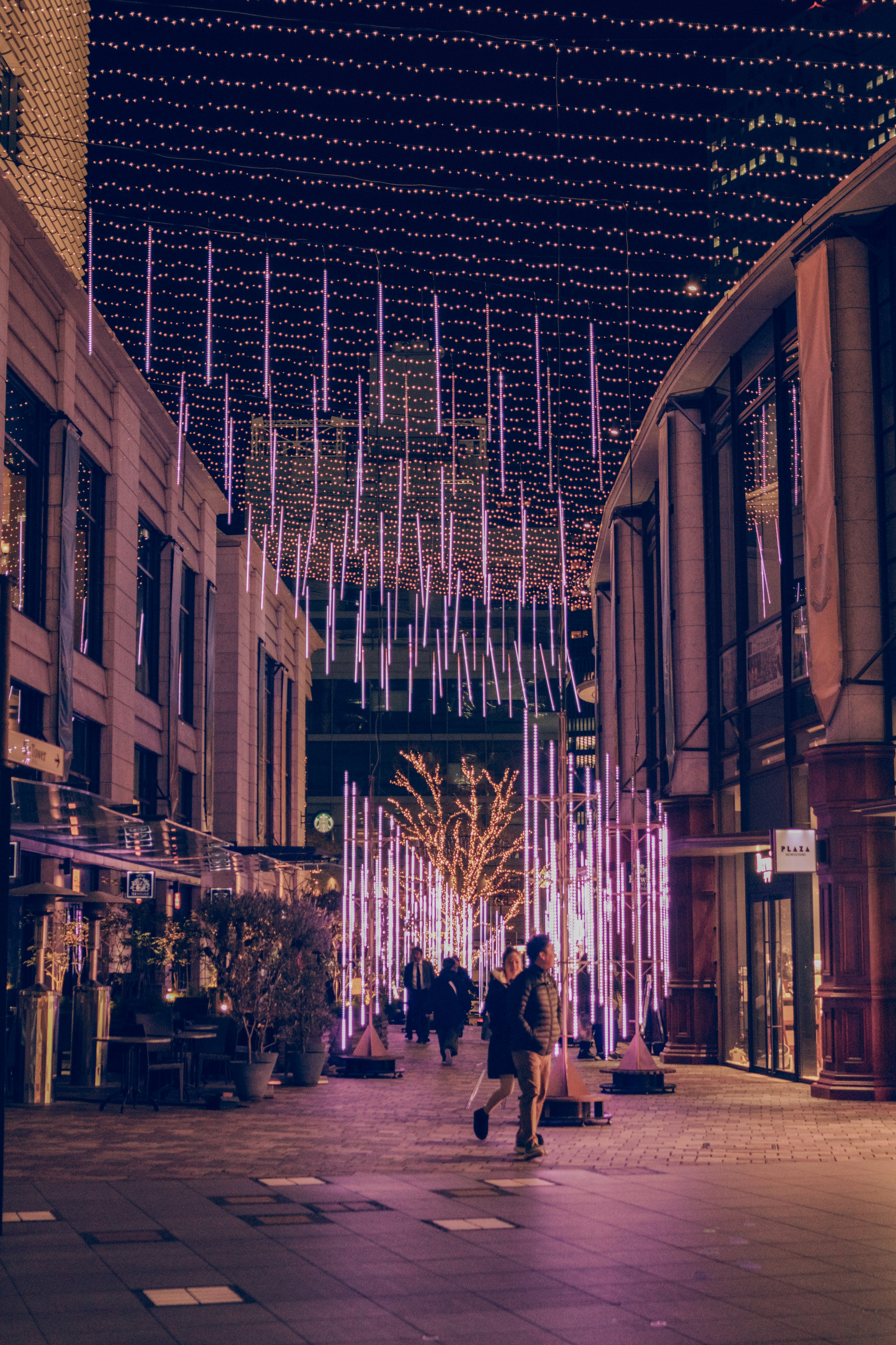 Tiras iluminadas colgando en una calle por la noche