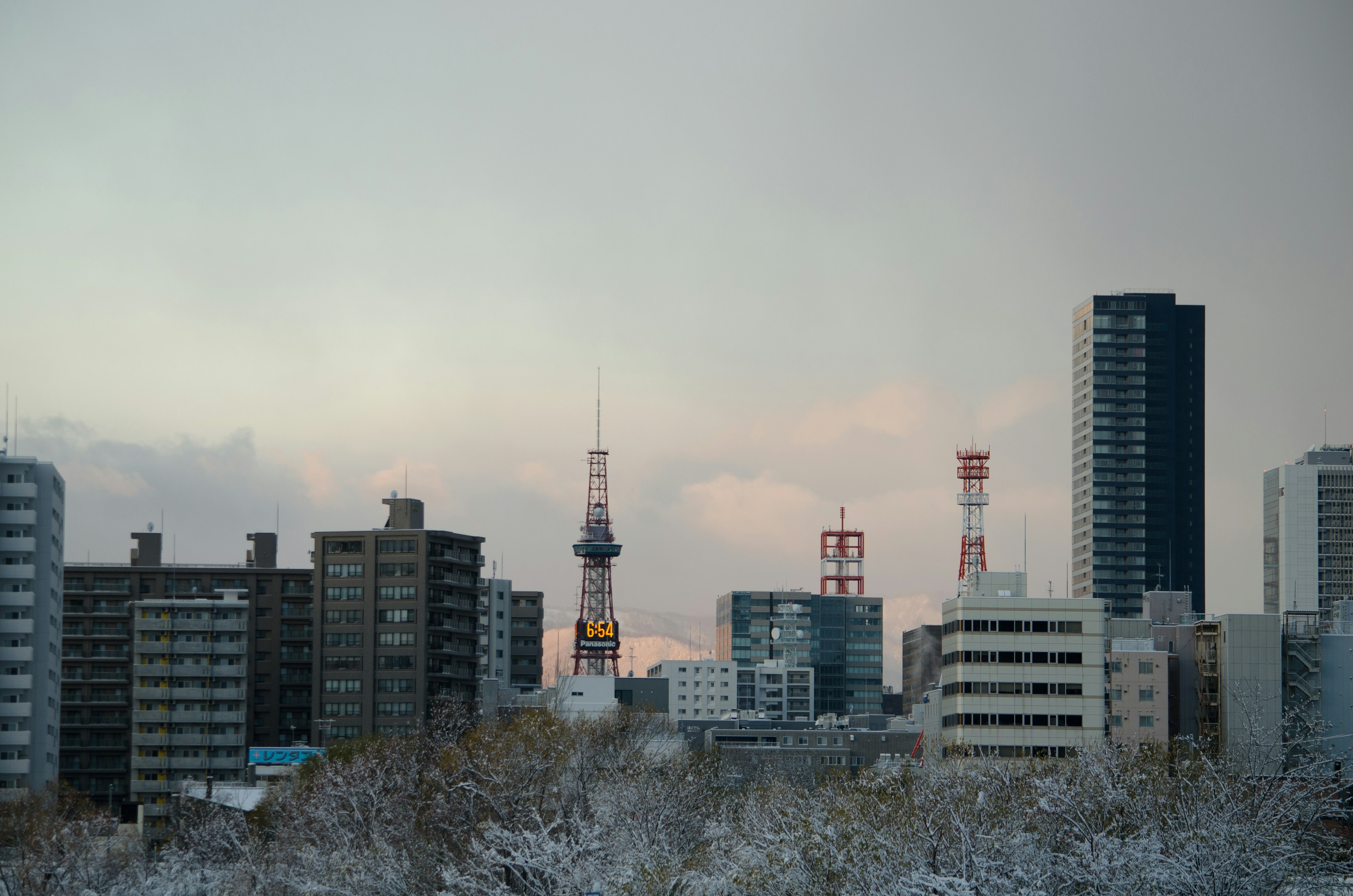 Garis langit Tokyo yang tertutup salju dengan menara yang menonjol