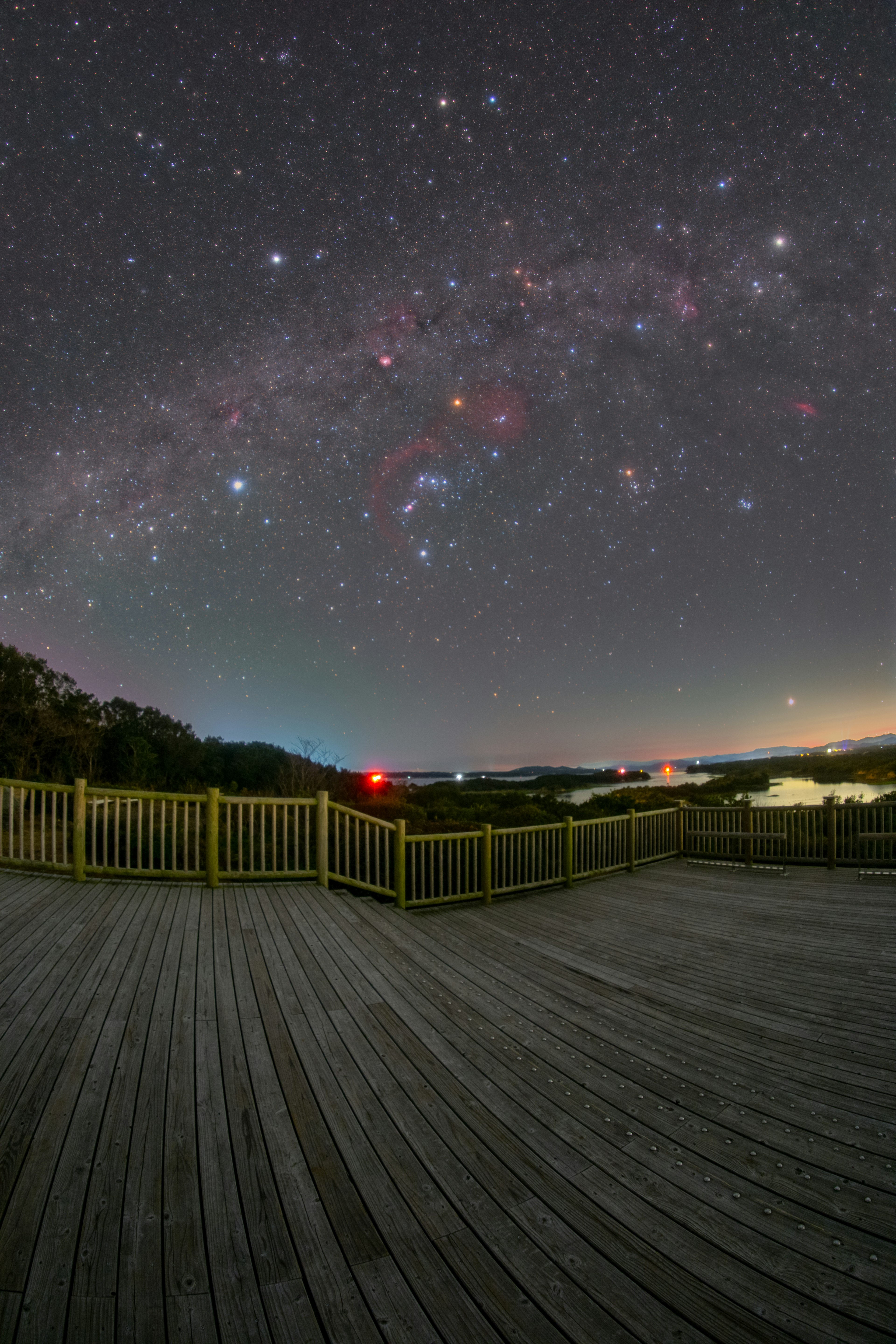 星空とウッドデッキを映した夜景