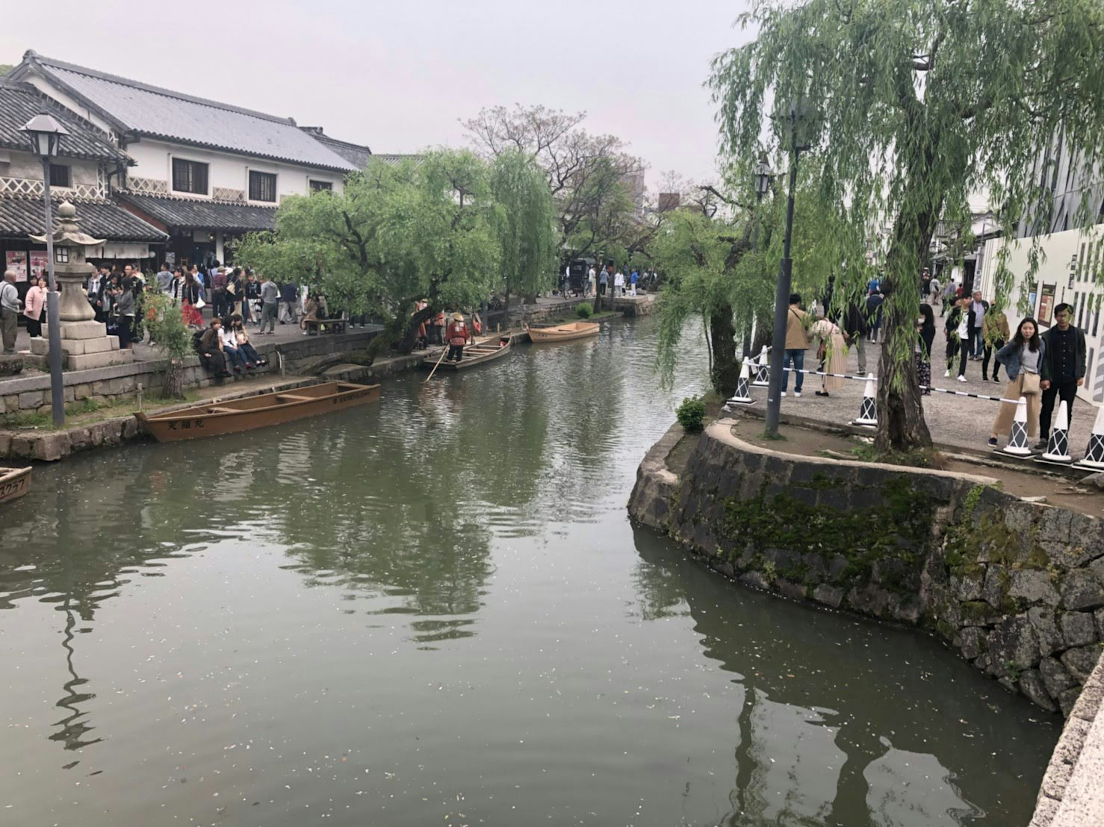 Ein ruhiger Kanal mit traditionellen Gebäuden Menschen schlendern und Boote schwimmen