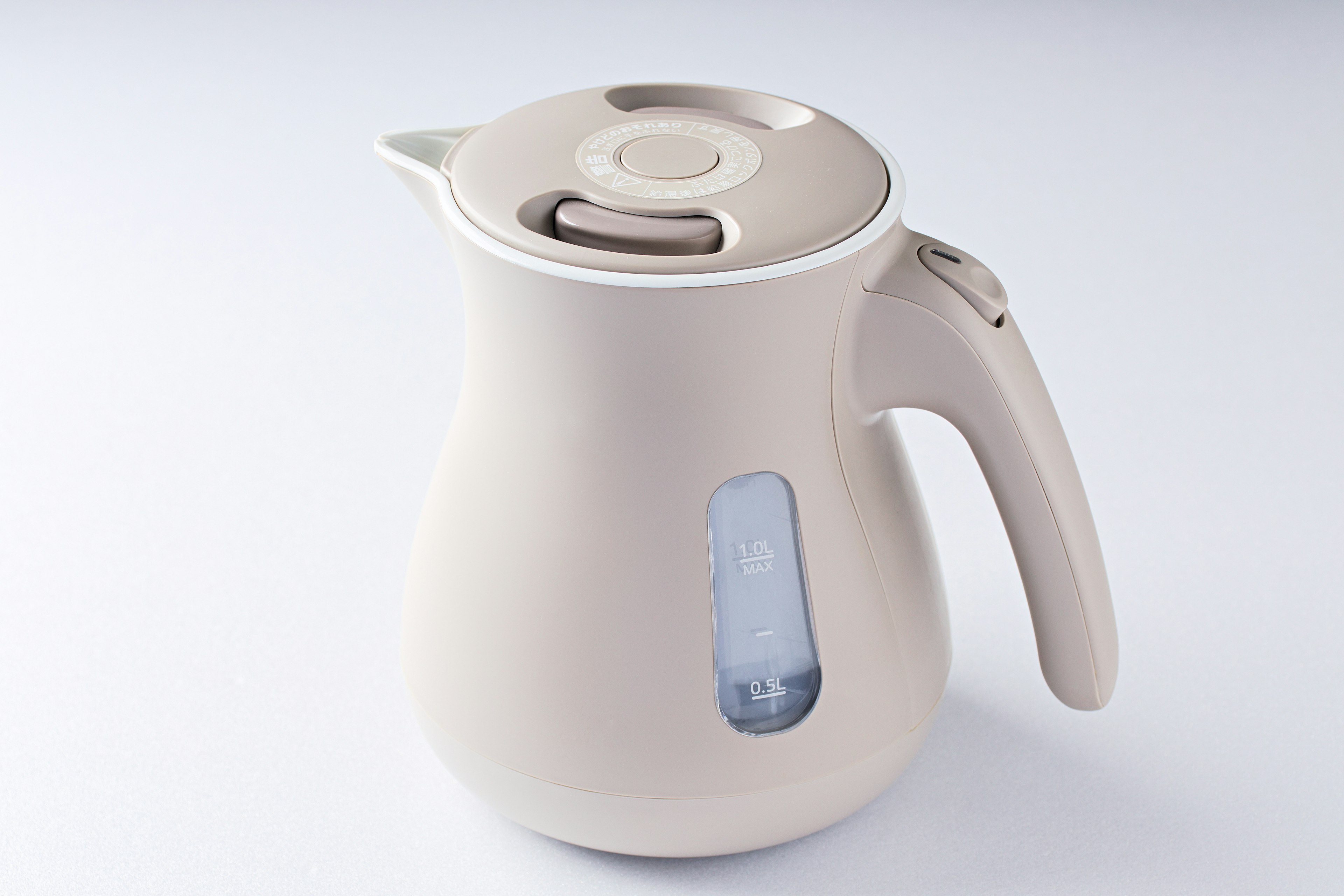 Kettle listrik modern dengan desain minimalis bodi beige dan jendela tingkat air transparan