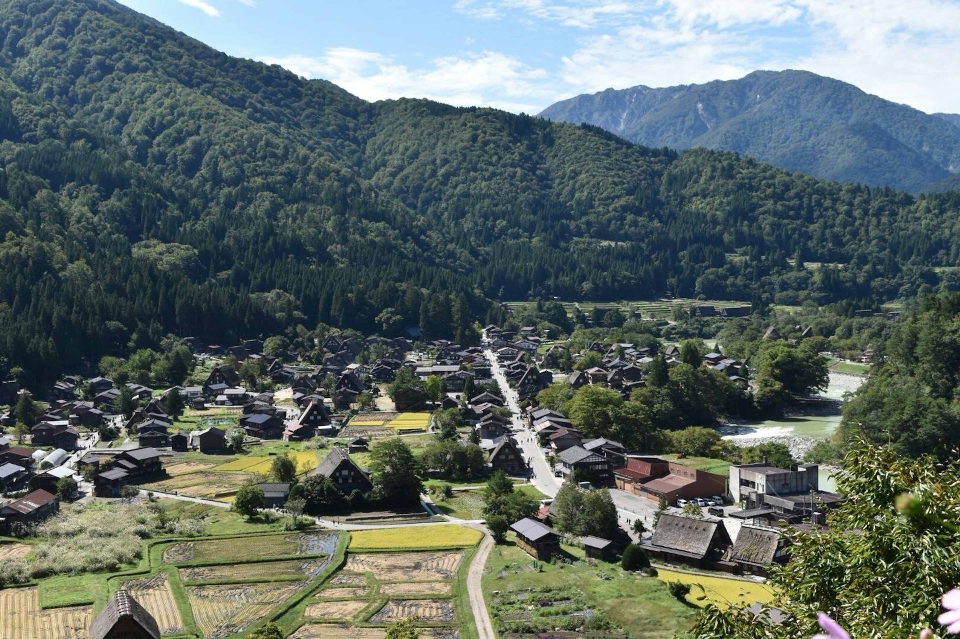 Vue panoramique d'un village traditionnel entouré de montagnes