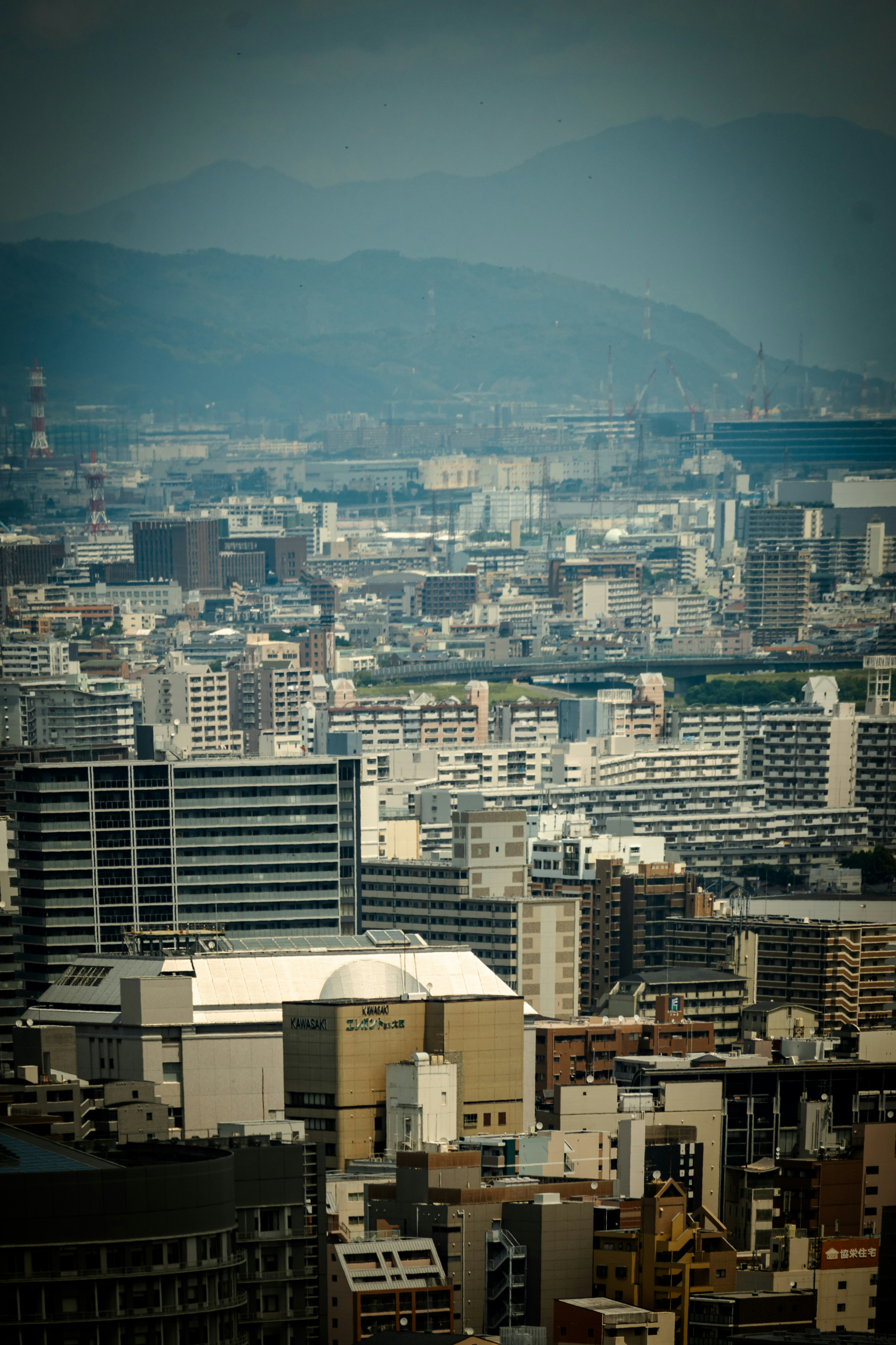 都市の高層ビルと山々が見える風景