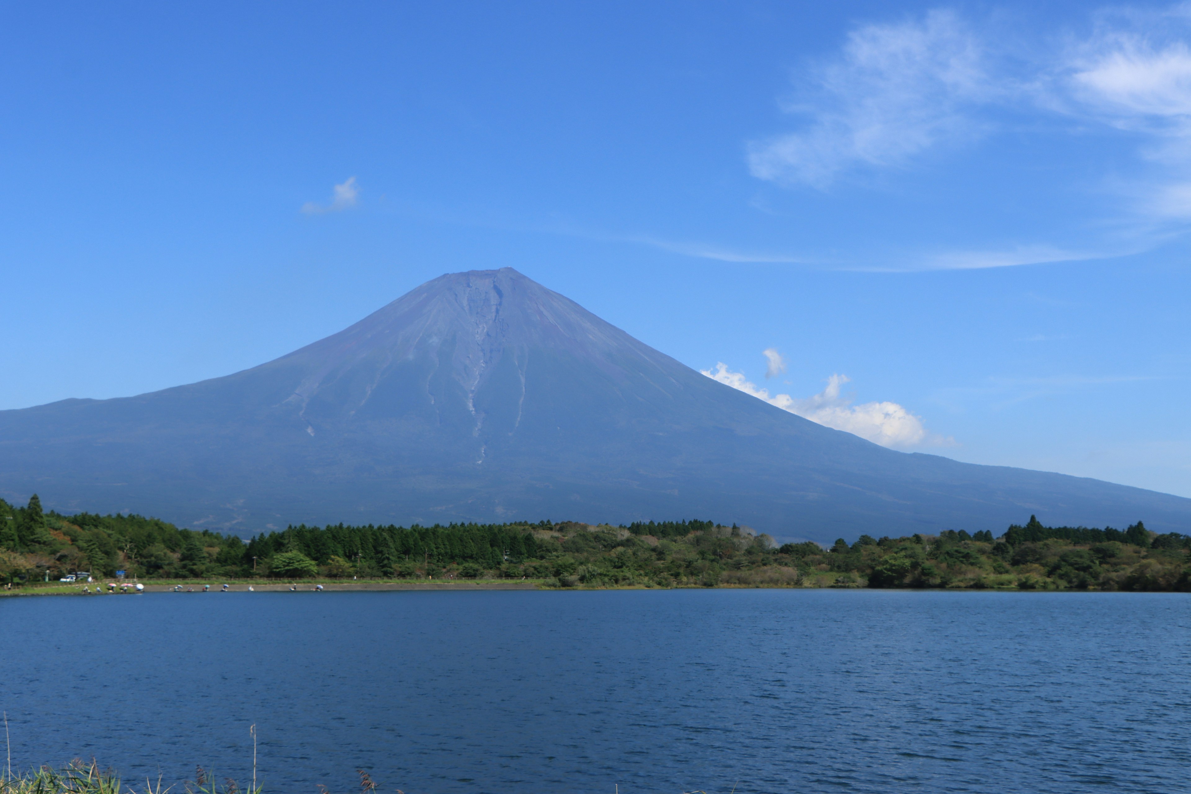 Vista panoramica del monte Fuji con un lago tranquillo