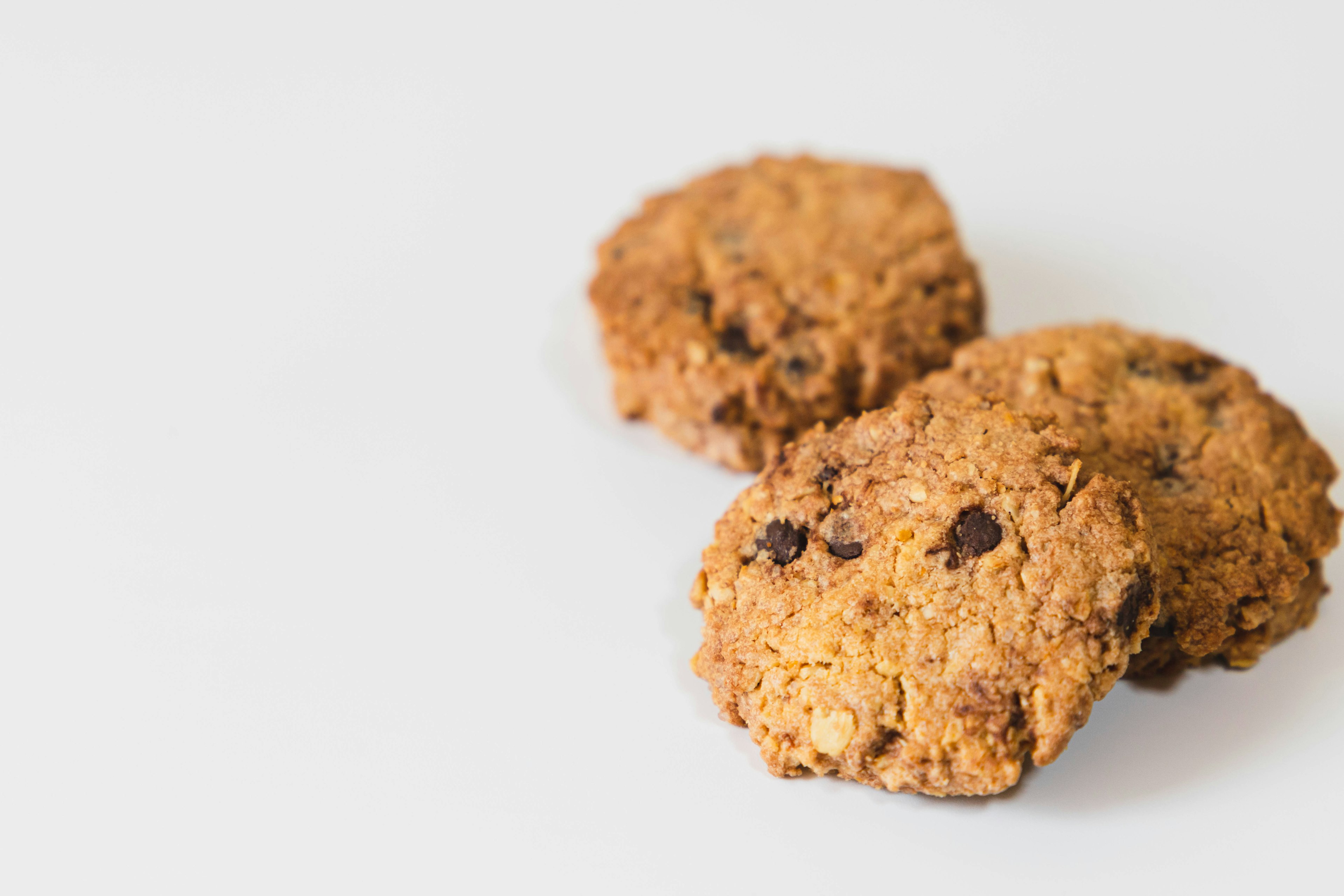 Trois biscuits aux pépites de chocolat sur une assiette blanche