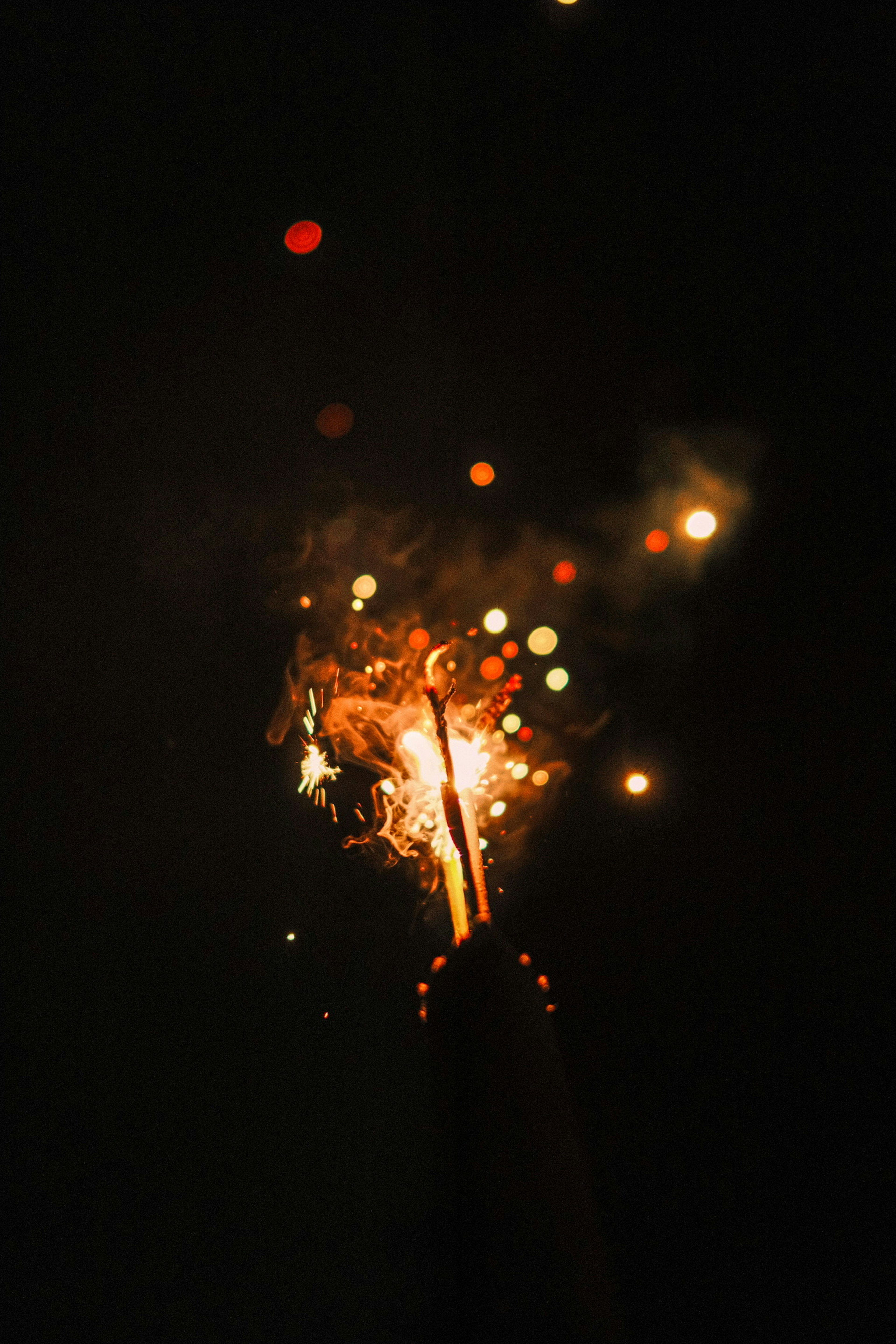 Fontana di sparklers che emette scintille luminose su uno sfondo scuro