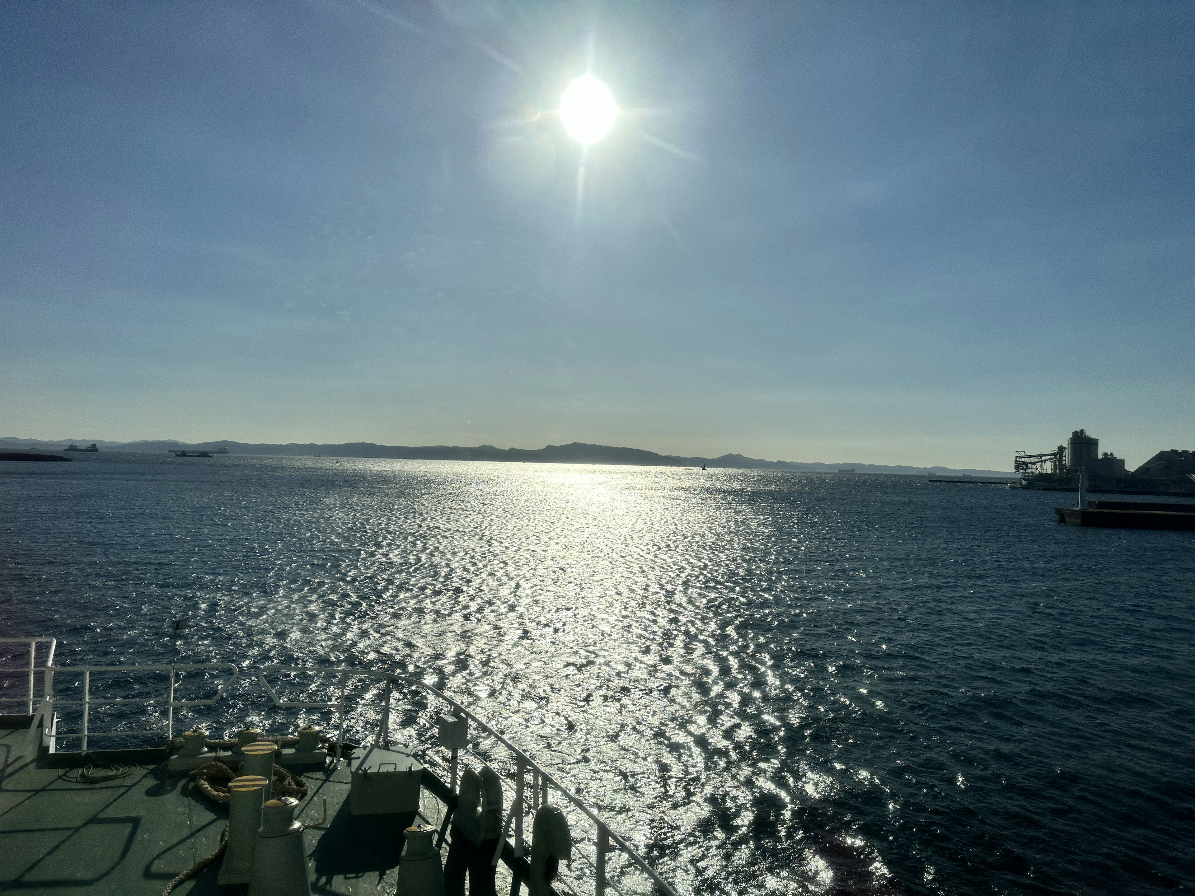 Strahlende Sonne über dem Meer mit Lichtreflexionen