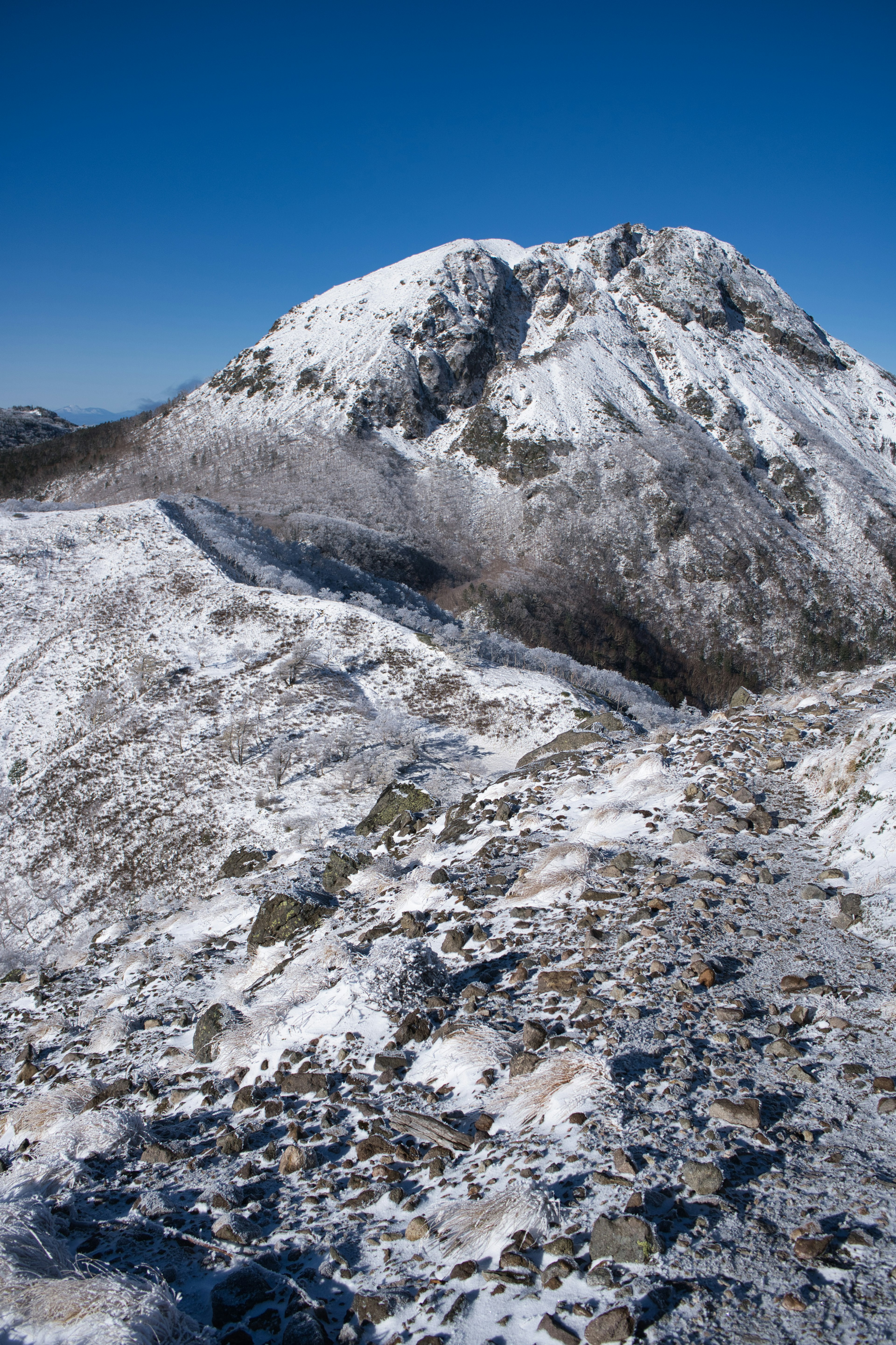 Paysage de montagne enneigé avec ciel bleu clair