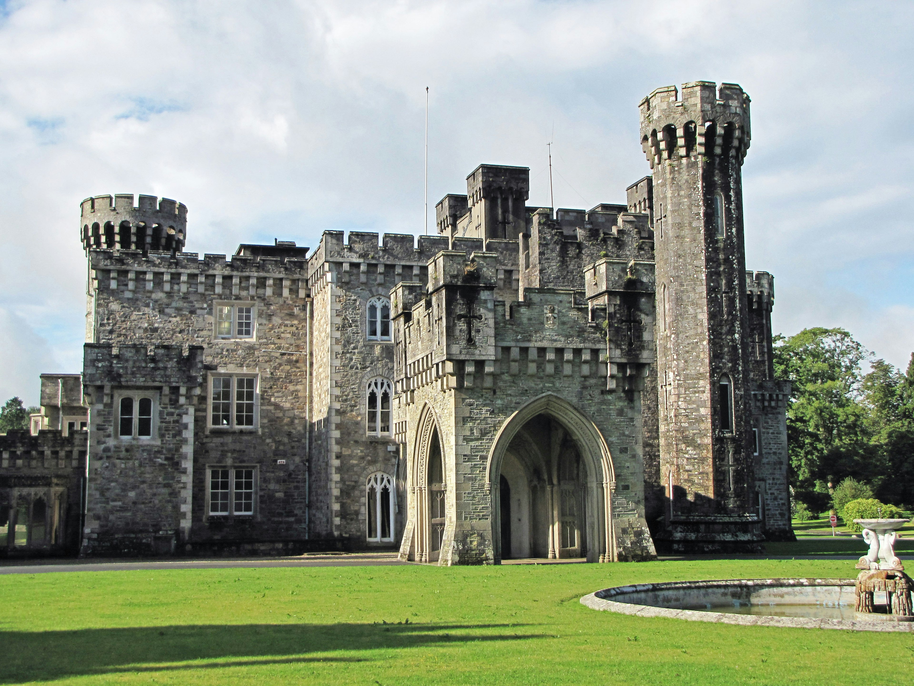 Vista exterior de un castillo medieval rodeado de hierba verde exuberante