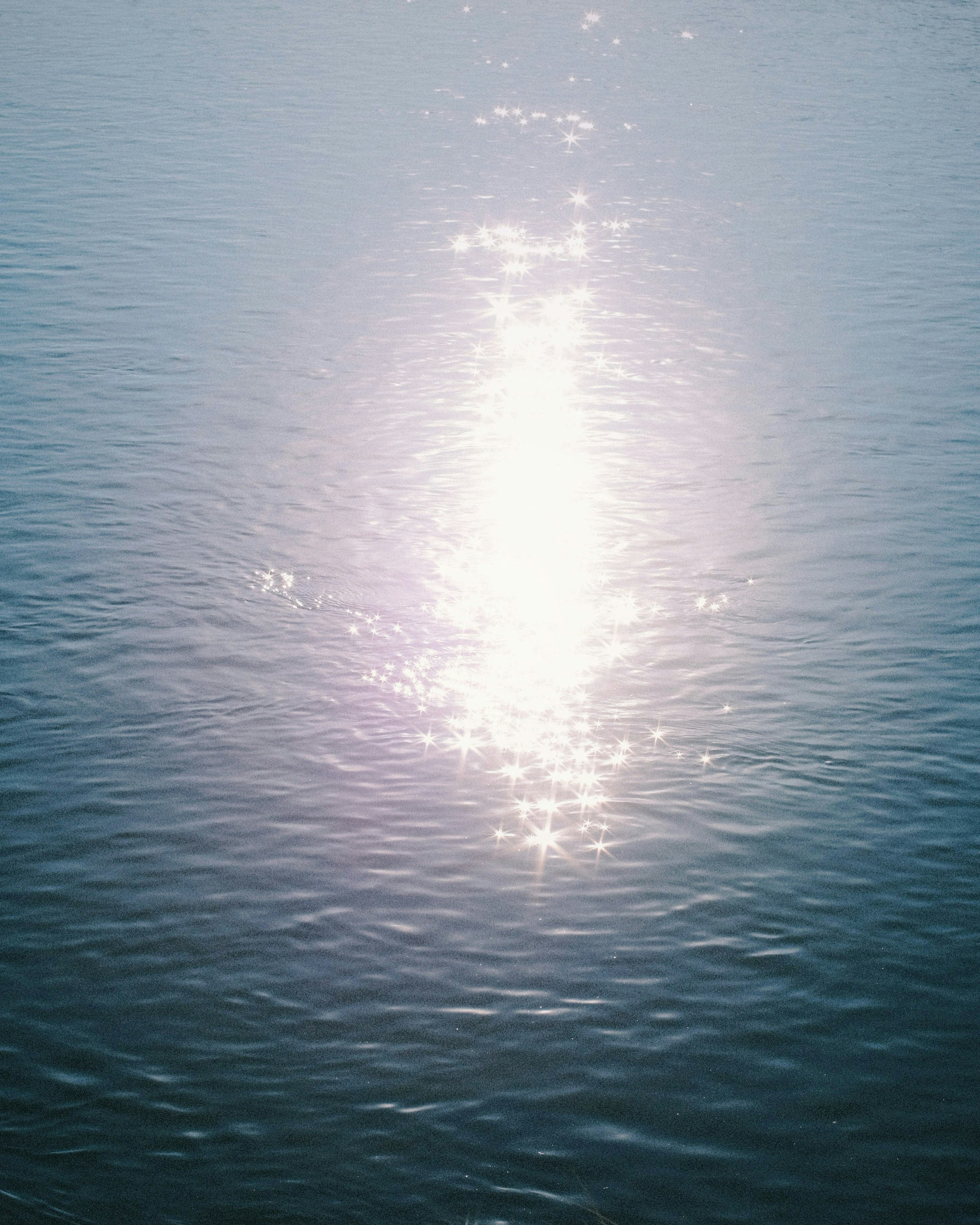 Schöne ruhige Szene mit Sonnenlicht, das auf die Wasseroberfläche reflektiert