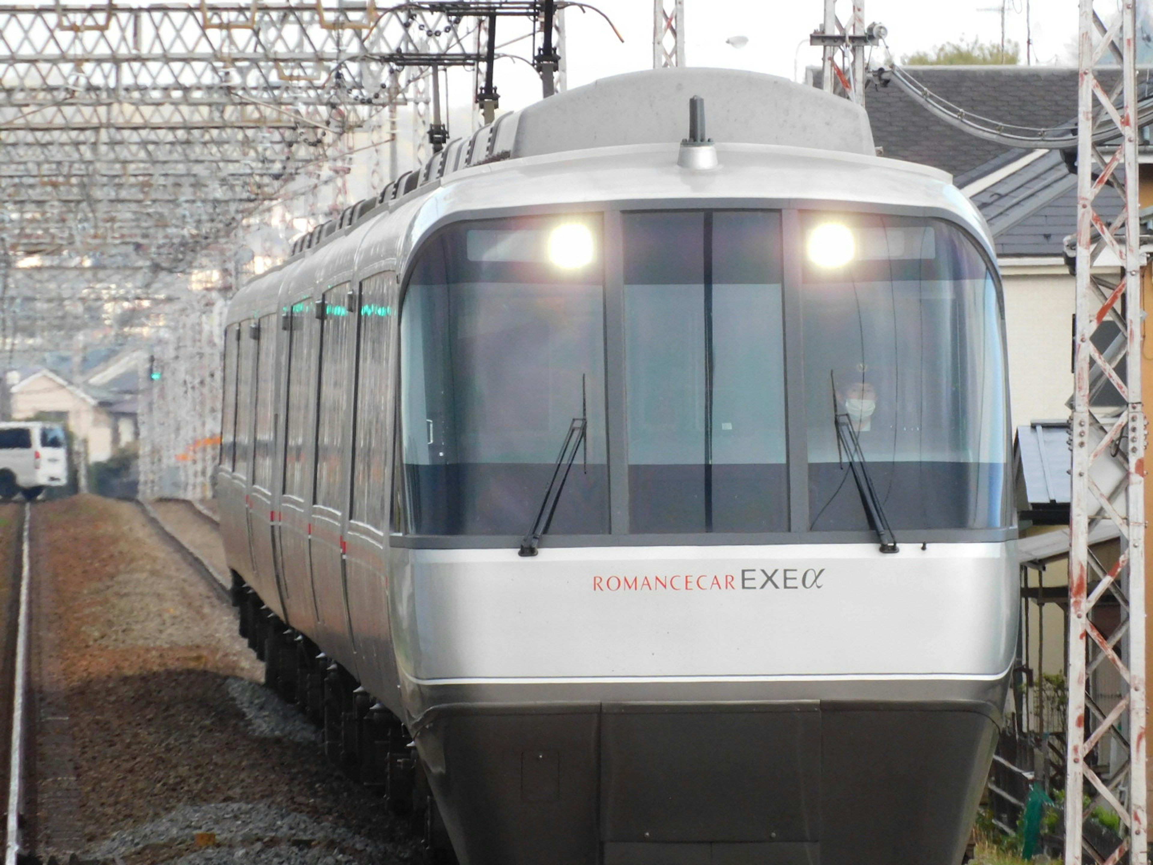 近代的な電車が線路を走行中