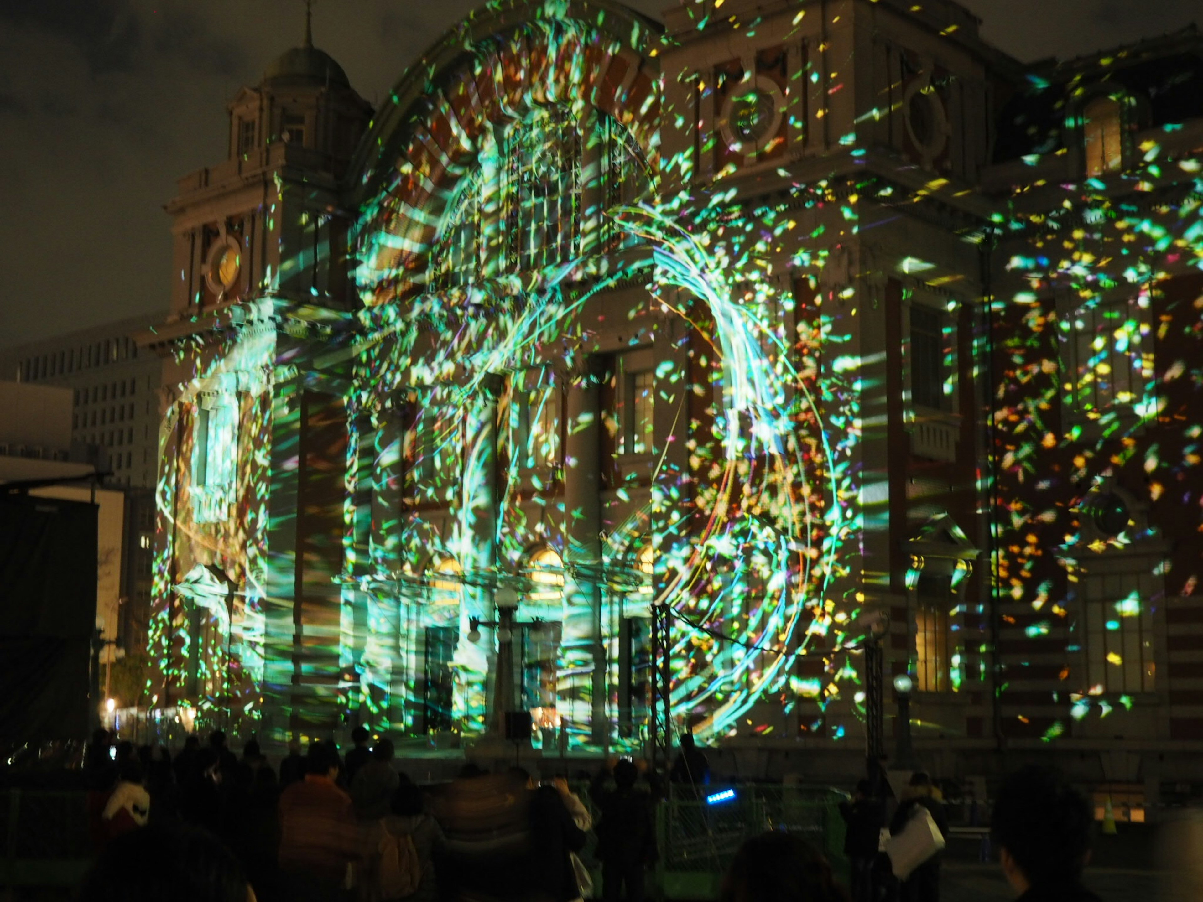 夜の建物に投影されたカラフルな光のアート